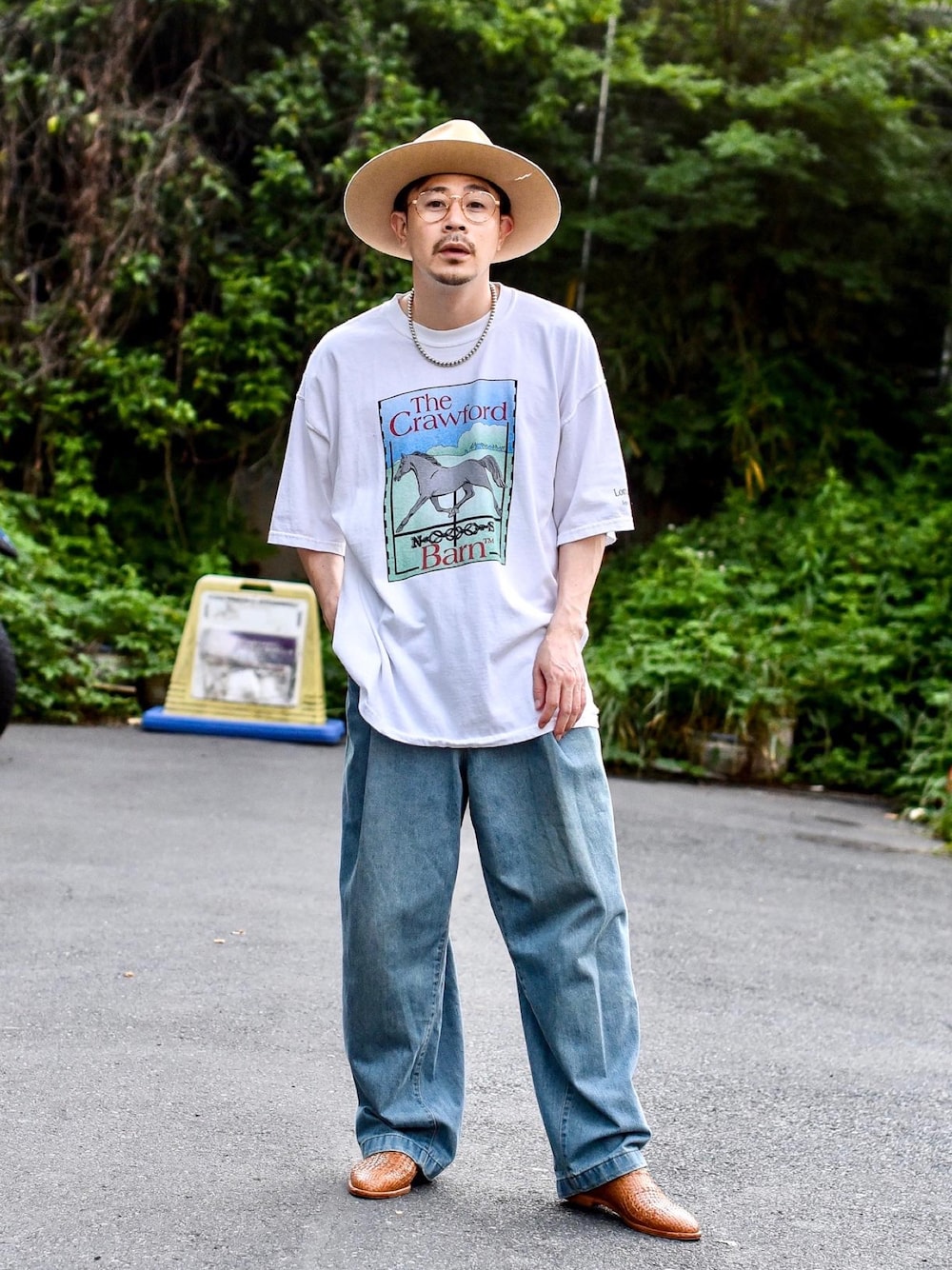「夏コーデ、デニムパンツ、休日コーデ、オーバーサイズ、ワイドパンツ、メガネ男子、白Tシャツ、夏」｜「NEONSIGNのアイテム（デニムパンツ、ブルー系）」を使った、ICCHOさん（メンズ・170cm）の春コーディネートの1枚目の写真