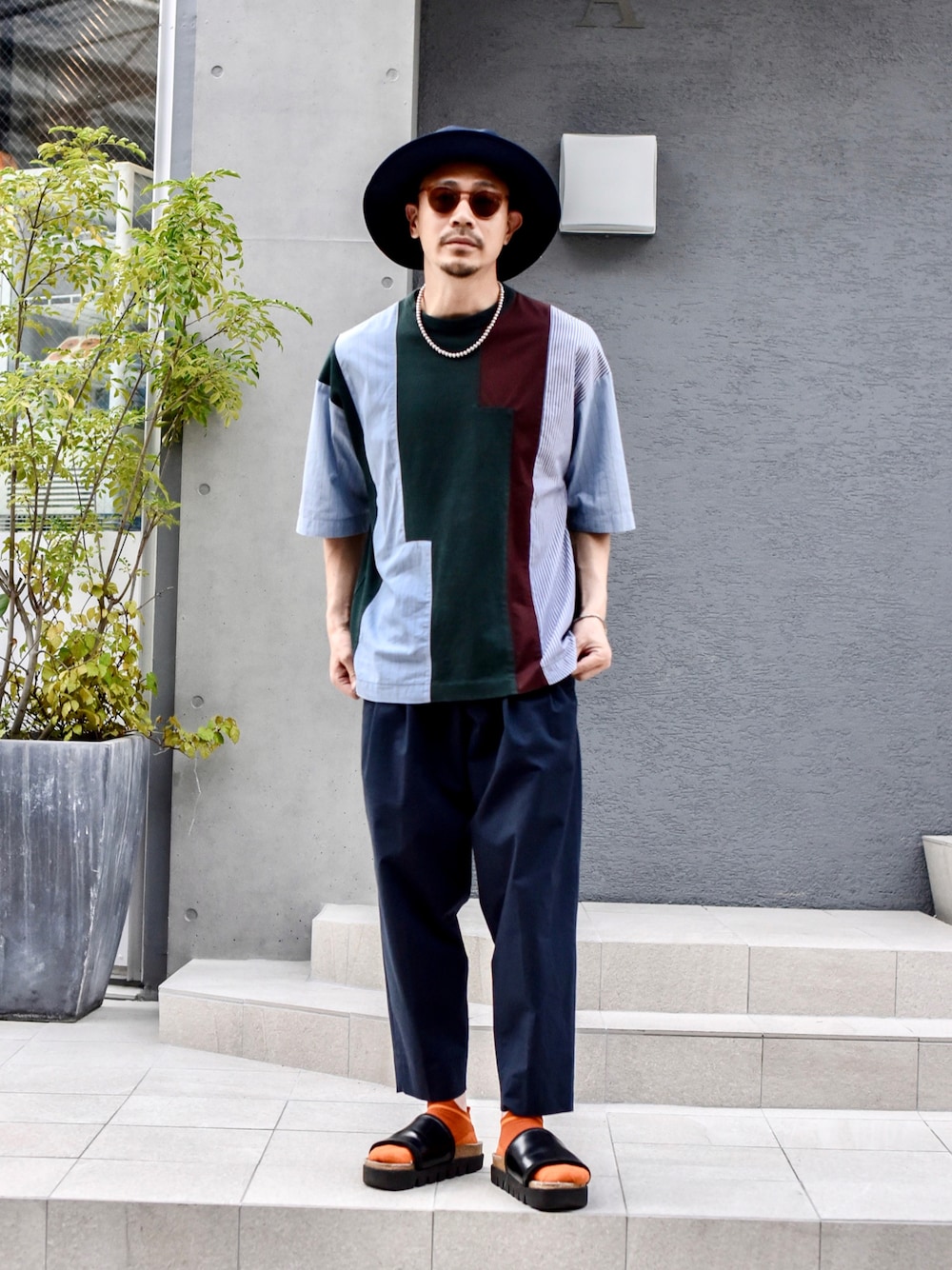 ブルー系のTシャツ/カットソーを着用したメンズの夏コーディネートの1枚目の写真