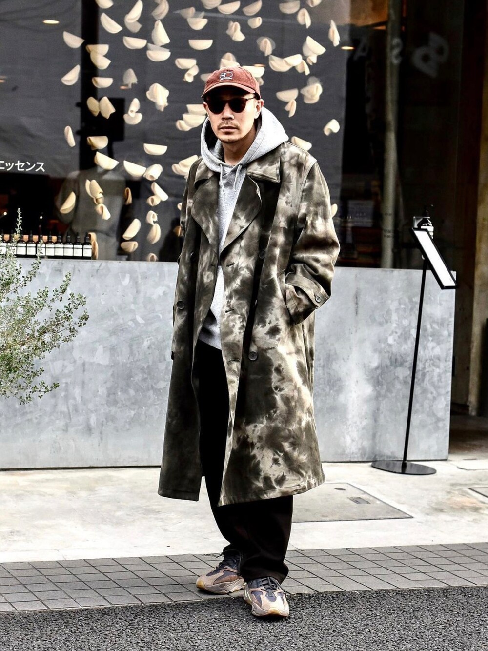 「キャップ、トレンチコート、タイダイ柄、スニーカー、サングラス、パーカー、ストリート」｜「STUSSYのアイテム（トレンチコート、グリーン系）」を使った、ICCHOさん（メンズ・170cm）の春コーディネートの1枚目の写真