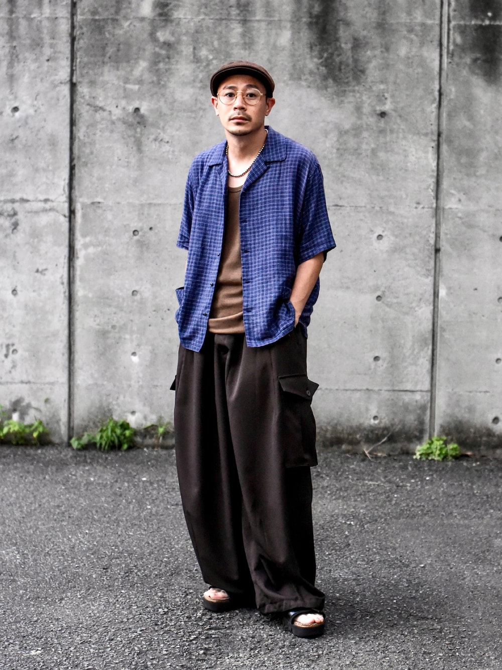 ブルー系のシャツ/ブラウス、ブラウン系のカーゴパンツ、ブラック系のサンダルを着用したメンズの夏コーディネートの1枚目の写真