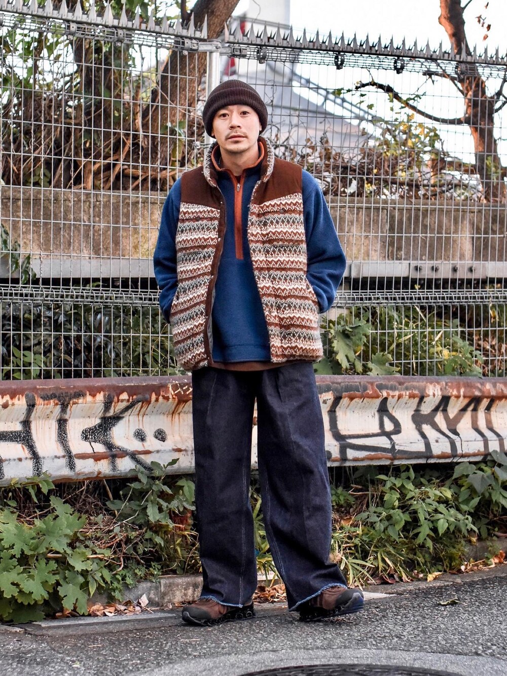 「ダウンベスト、NIKE、フリース、デニム、大人カジュアル、秋冬コーデ、大人ストリート、古着MIX」｜「WHITE MOUNTAINEERINGのアイテム（ダウンジャケット/コート、ブラウン系）」を使った、ICCHOさん（メンズ・170cm）の秋コーディネートの1枚目の写真