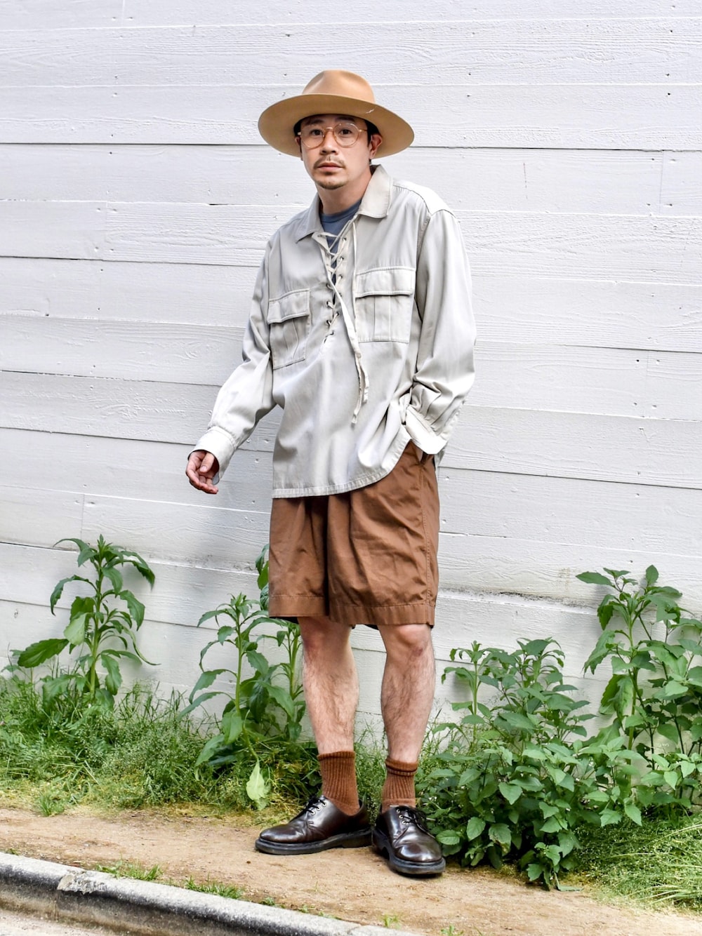 「レースアップシャツ、グルカショーツ、休日スタイル、春夏コーデ、大人カジュアル、UNIQLO、革靴」｜「ART COMES FIRSTのアイテム（ハット、ベージュ系）」を使った、ICCHOさん（メンズ・170cm）の春コーディネートの1枚目の写真
