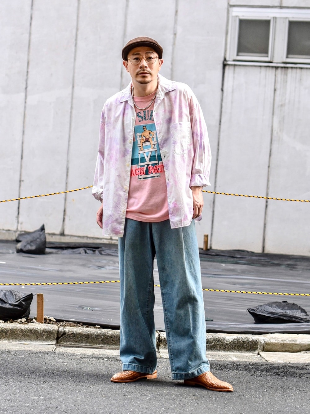 ブルー系のデニムパンツ、ピンク系のシャツ/ブラウス、ブラウン系のサンダルを着用したメンズの春コーディネートの1枚目の写真