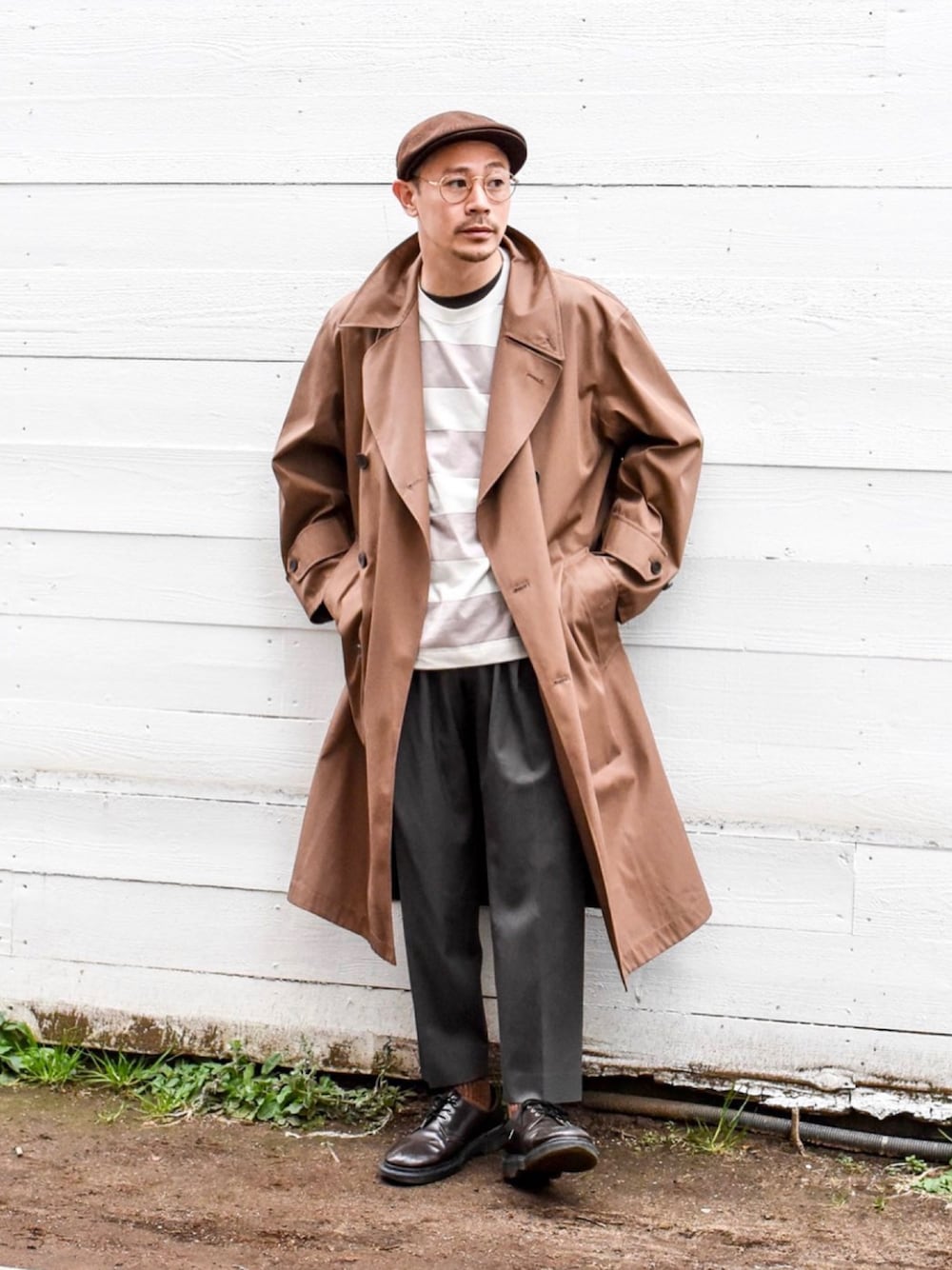 「ボーダー、トレンチコート、スラックス、ハンチング、淡色コーデ」｜「UNIQLOのアイテム（トレンチコート、ベージュ系）」を使った、ICCHOさん（メンズ・170cm）の春コーディネートの1枚目の写真