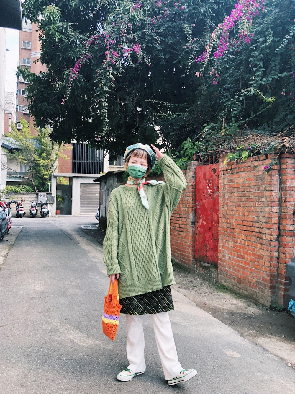 「ootd、Queen shop、converse、Taiwan」｜「QUEEN SHOPのアイテム（トップス、グリーン系）」を使った、Yuly🐼さん（レディース・158cm）の冬コーディネートの1枚目の写真