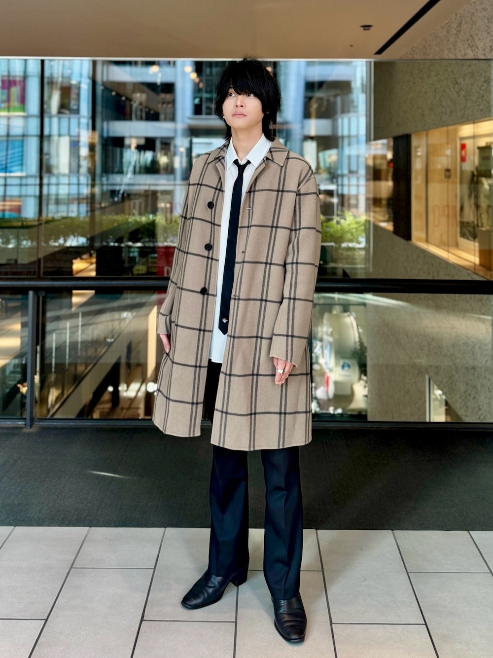 「おでかけコーデ、きれいめカジュアル、キレイめ、モード、チェックコート、黒ネクタイ、白シャツ、ヒールブーツ、韓国ファッション、おしゃれさんと繋がりたい、いいね、save、フォローお願いします🤑、フレアパンツ、シンプルコーデ、秋冬コーデ、ロングコート」｜「EDIFICEのSuper120’s モッサ チェック ウール ステンカラーコート（ステンカラーコート、ベージュ系）」を使った、りぃくんさん（メンズ・174cm）の冬コーディネートの1枚目の写真