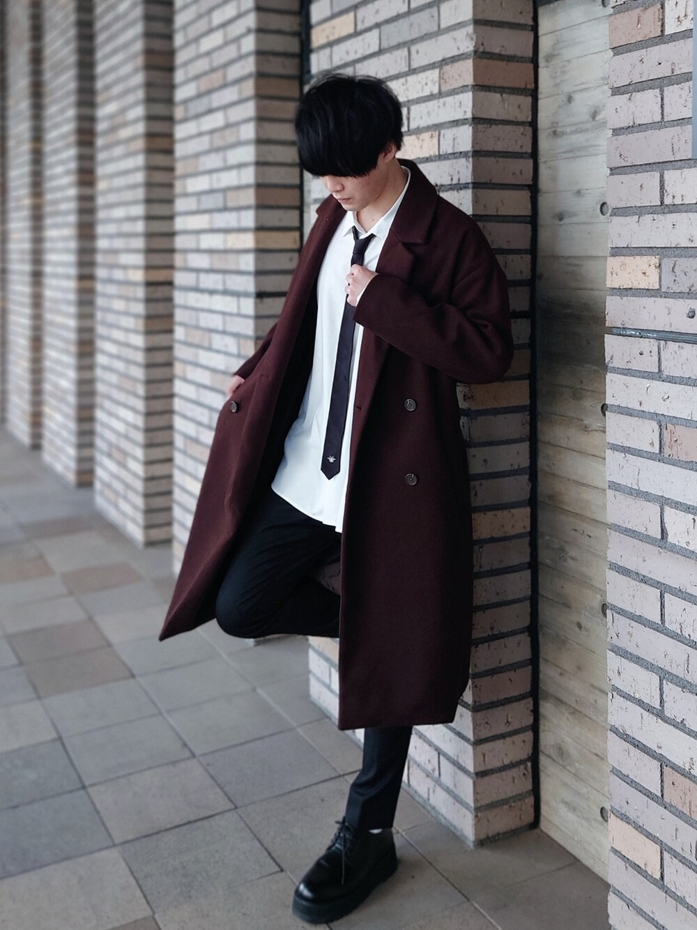 「休日スタイル、大人コーデ、Dior HOMME、ネクタイ、キレイめ、トレンチコート、モノトーン、白シャツ、スラックス、革靴、秋冬コーデ、モード、ブラック、韓国ファッション、オーバーサイズ」｜「Dior hommeのアイテム（ネクタイ、ブラック系）」を使った、りぃくんさん（メンズ・174cm）の春コーディネートの1枚目の写真