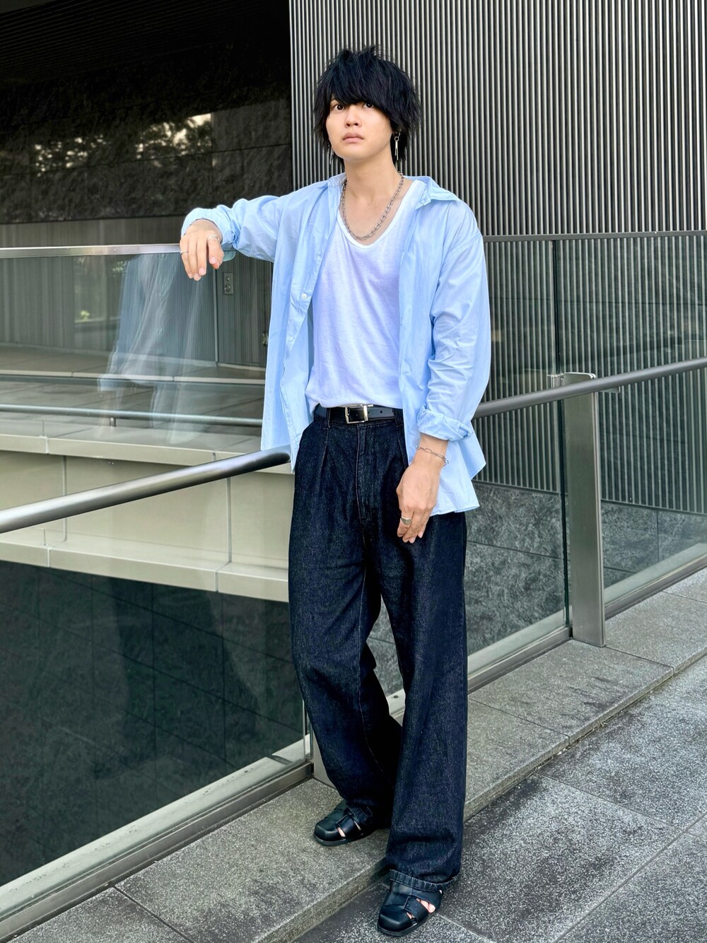 「休日スタイル、きれいめカジュアル、韓国ファッション、シルバーアクセサリー、シンプルスタイル、夏コーデ、お出かけコーデ、大人カジュアル、タックイン、デニム、シャツスタイル、白Tシャツ、きれいめコーデ、おしゃれさんと繋がりたい、いいね、save、フォローお願いします🤑」｜「EDIFICE LA BOUCLEの【LA BOUCLE / ラブークル】フレンチレギュラーシャツ サイロブロード（シャツ/ブラウス、ブルー系）」を使った、りぃくんさん（メンズ・174cm）の夏コーディネートの1枚目の写真