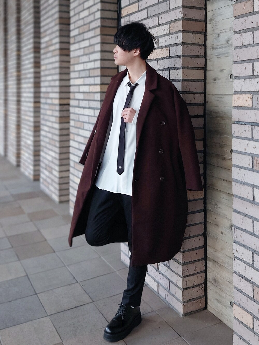 「休日スタイル、大人コーデ、Dior HOMME、ネクタイ、キレイめ、トレンチコート、モノトーン、白シャツ、スラックス、革靴、秋冬コーデ、モード、ブラック、韓国ファッション、オーバーサイズ」｜「Dior hommeのアイテム（ネクタイ、ブラック系）」を使った、りぃくんさん（メンズ・174cm）の春コーディネートの2枚目の写真