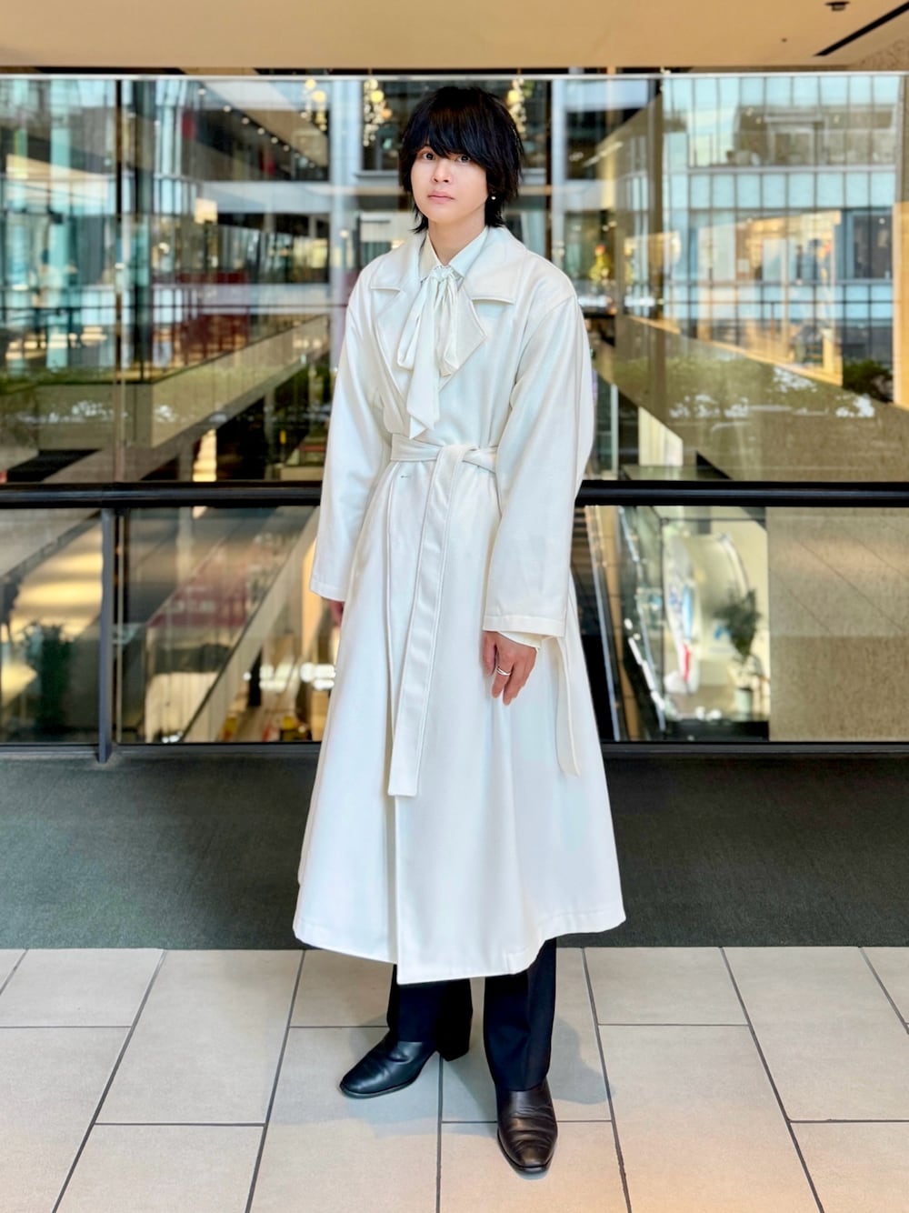 「冬コーデ、ロングコート、マイベストコーデ2024、クリスマスに着たい服、トレンチコート、ボウタイシャツ、ホワイトコーデ、白シャツ、韓国ファッション、キレイめ、モード、おしゃれさんと繋がりたい、いいね、save、フォローお願いします🤑、ヒールブーツ、お出かけコーデ」｜「AROUND FLAVAのwool oversized gown coat / ウールオーバーガウンコート（その他アウター、ホワイト系）」を使った、りぃくんさん（メンズ・174cm）の冬コーディネートの1枚目の写真