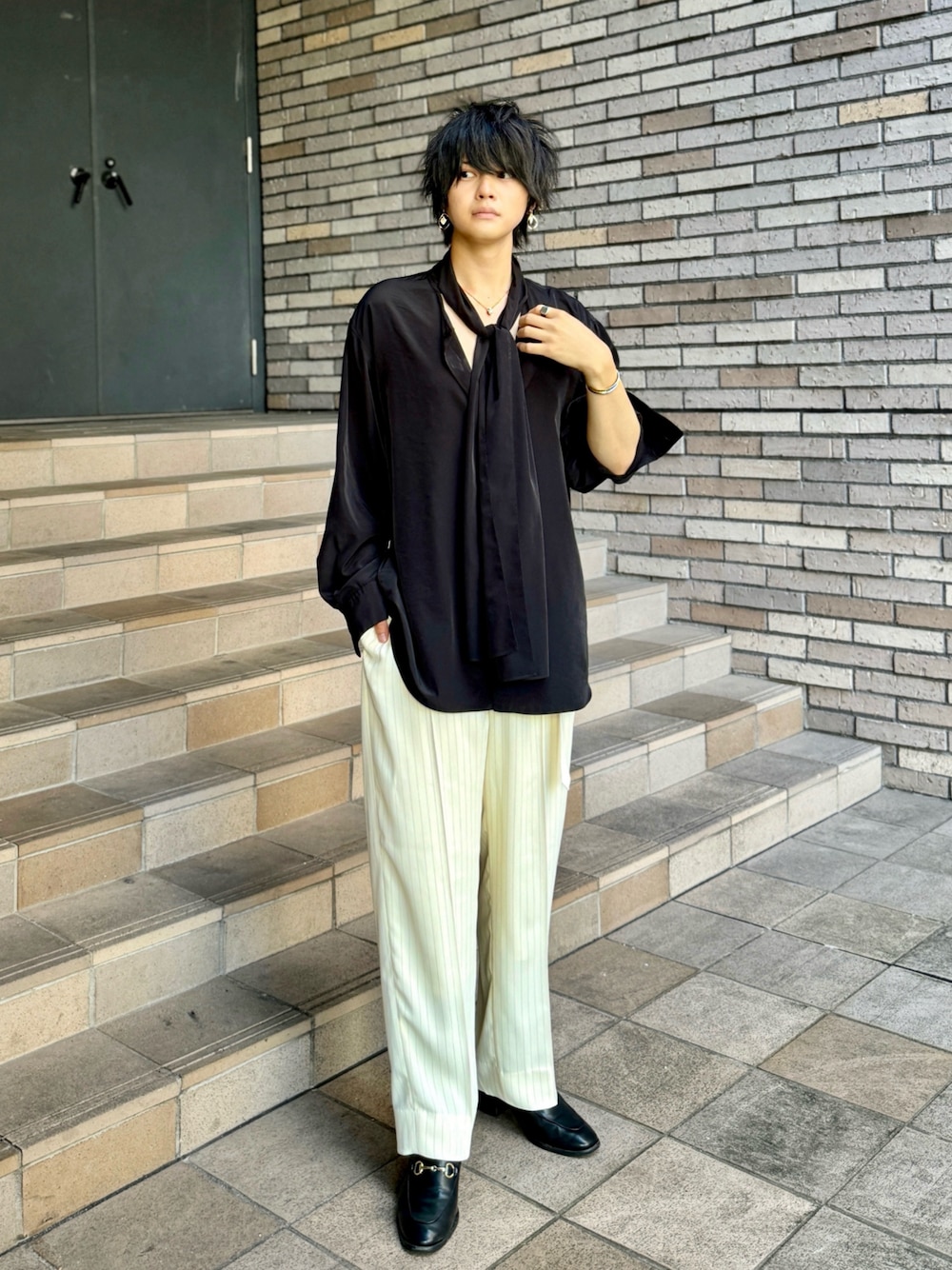 「秋コーデ、白パンツ、ストライプパンツ、ボウタイシャツ、ゴールドアクセ、韓国ファッション、黒シャツ、モード、モノトーン、キレイめ、いいね、save、フォローお願いします🤑、おしゃれさんと繋がりたい、ローファー、きれいめカジュアル、シンプルコーデ」｜「LAD MUSICIANのDECHINE BOW COLLAR SH（シャツ/ブラウス、ブラック系）」を使った、りぃくんさん（メンズ・174cm）の秋コーディネートの1枚目の写真