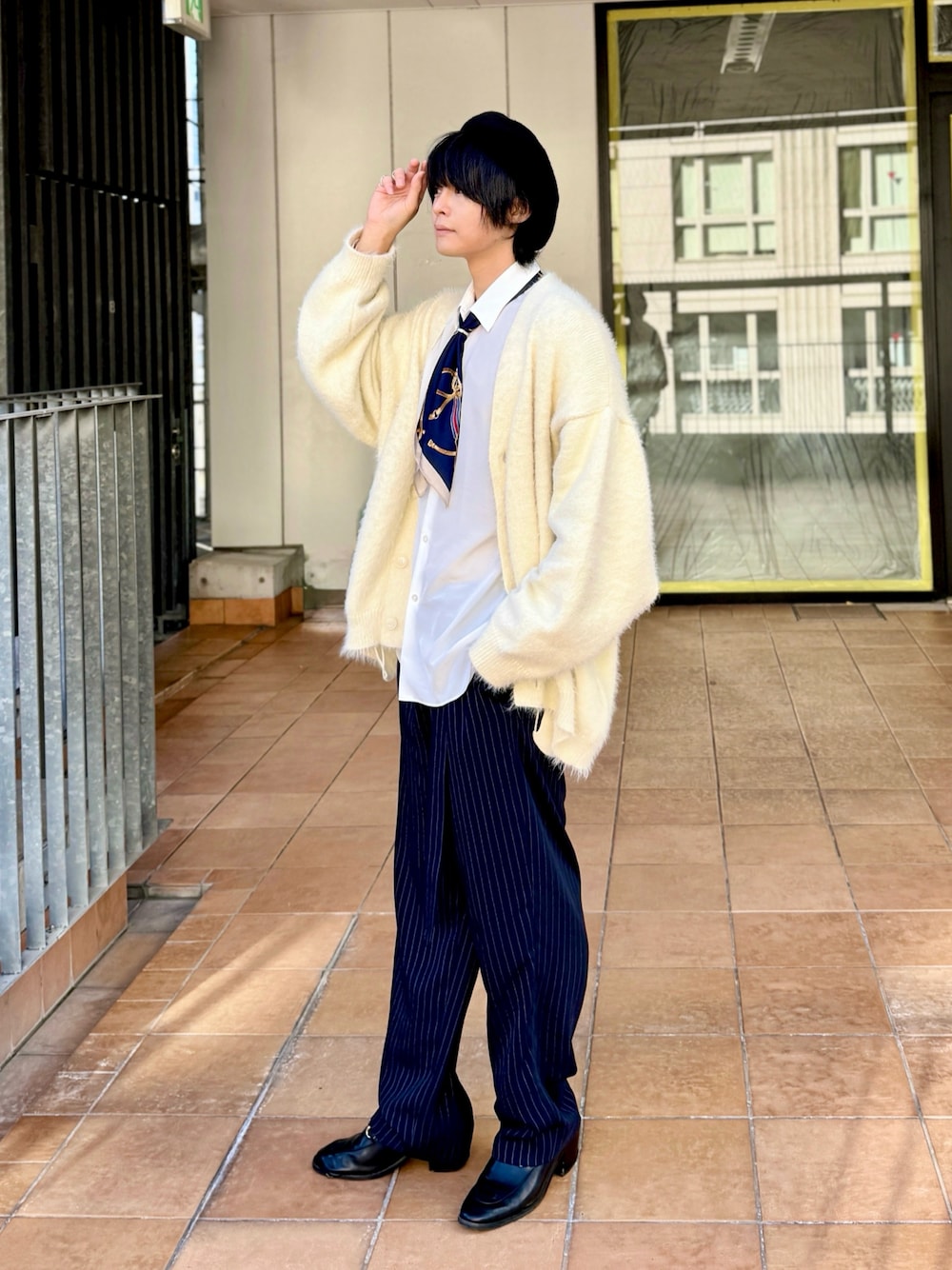 「クリスマスに着たい服、秋コーデ、秋冬コーデ、ベレー帽、ホワイトコーデ、カーディガン、ローファー、スカーフ、白シャツ、韓国ファッション、ネイビー×ホワイト、モード、キレイめ、おしゃれさんと繋がりたい、いいね、save、フォローお願いします🤑」｜「weliseの【welise/ウェライズ】リッチシャギーファブリック オーバーサイズニットカーディガン（カーディガン/ボレロ、ホワイト系）」を使った、りぃくんさん（メンズ・174cm）の冬コーディネートの1枚目の写真