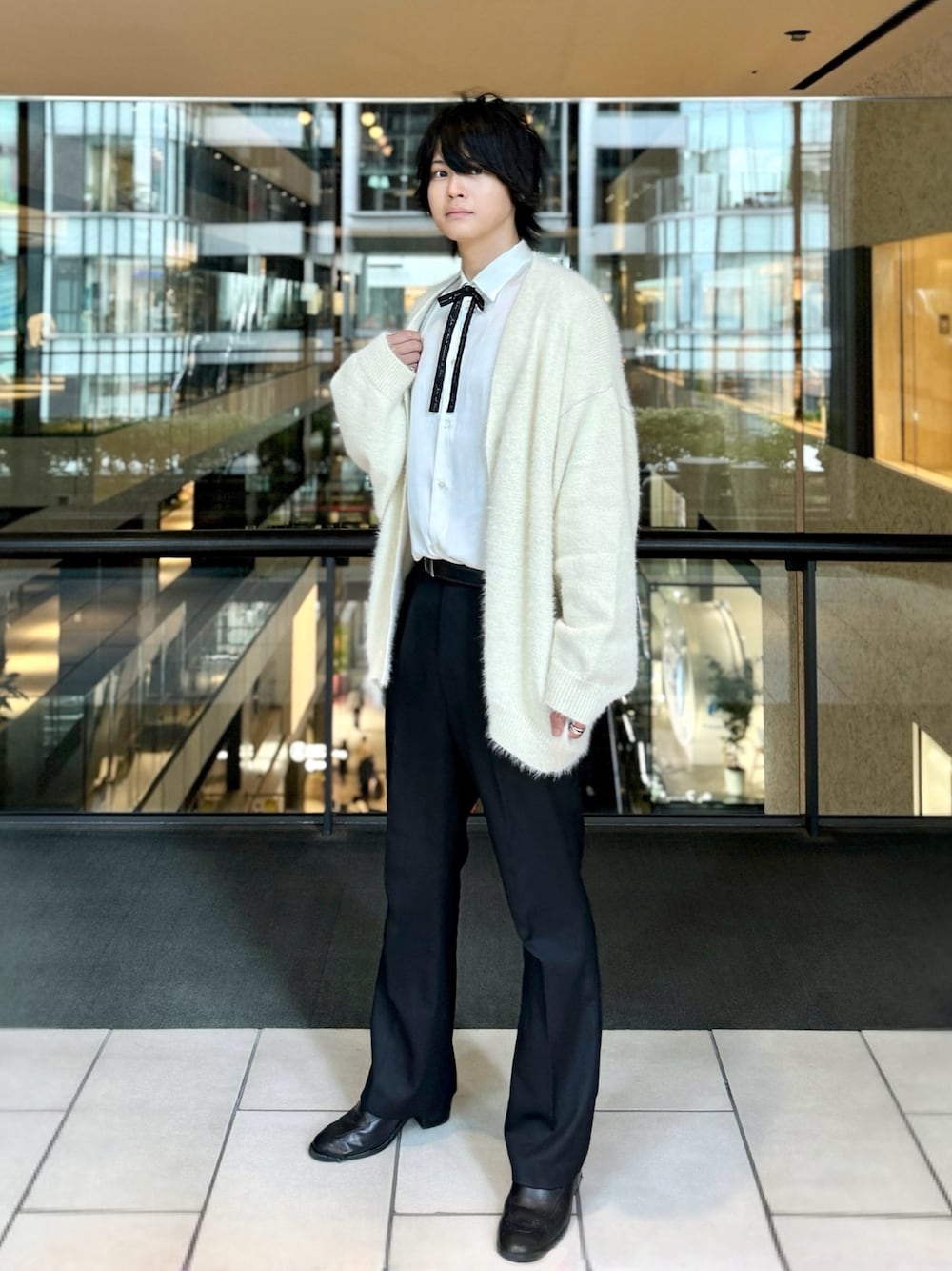 「きれいめカジュアル、カーディガン、モード、モノトーン、タックイン、ローファー、フレアパンツ、リボンタイ、ヒールブーツ、おしゃれさんと繋がりたい、いいね、save、フォローお願いします🤑、韓国ファッション、キレイめ、白シャツ、秋コーデ」｜「Buffalo BobsのTOROMI-STARRY (トロミ スターリー) とろみ オーバーサイズ サテン シャツ（シャツ/ブラウス、ホワイト系）」を使った、りぃくんさん（メンズ・174cm）の秋コーディネートの1枚目の写真