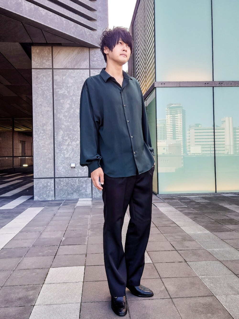 「シンプルコーデ、秋服準備はじめました、大人コーデ、オーバーサイズ、シャツ、シャツコーデ、フレアパンツ、グリーン、ブラック、モード、ローファー、おしゃれさんと繋がりたい、いいね、save、フォローお願いします🤑、キレイめ、きれいめカジュアル」｜「Lui'sのウール混ベネシャンセンタープレスフレアパンツ (セットアップ対応)（スラックス、ブラック系）」を使った、りぃくんさん（メンズ・174cm）の秋コーディネートの1枚目の写真