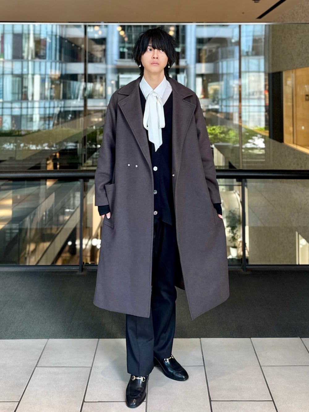 「レイヤードスタイル、フレアパンツ、いいね、save、フォローお願いします🤑、ロングコート、チェスターコート、カーディガン、ボウタイシャツ、キレイめ、モード、韓国ファッション、白シャツ、おしゃれさんと繋がりたい、きれいめカジュアル、スラックス、ローファー」｜「Lui'sのハイクオリティ メルトンオーバーコート（チェスターコート、グレー系）」を使った、りぃくんさん（メンズ・174cm）の冬コーディネートの1枚目の写真