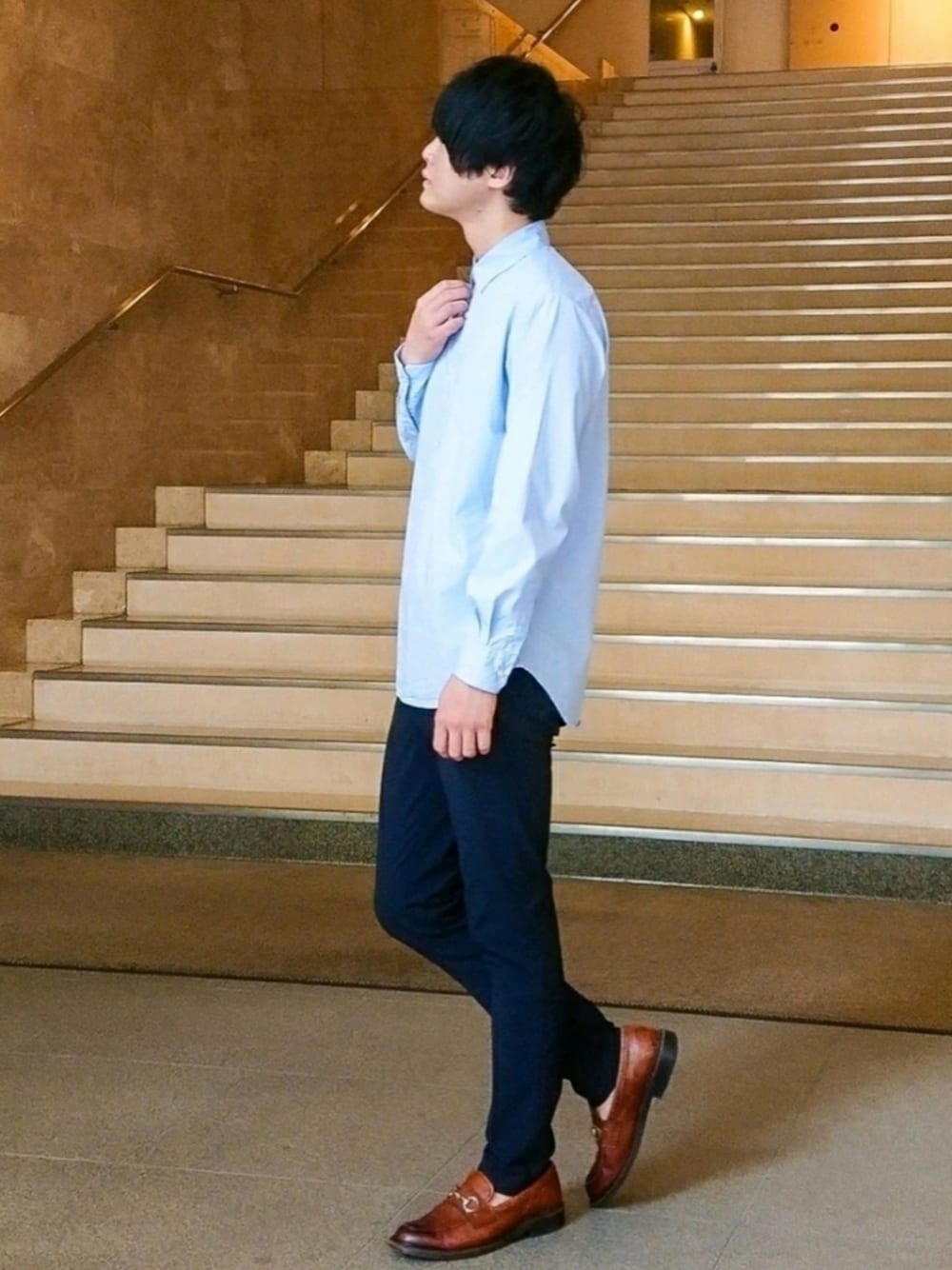 ブルー系のスラックス、ブルー系のシャツ/ブラウスを着用したメンズの夏コーディネートの1枚目の写真