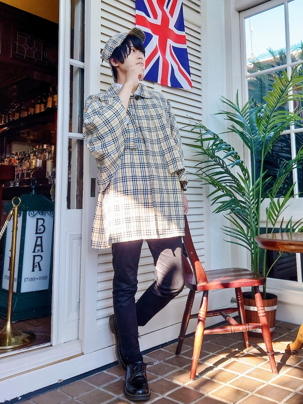 「シンプル、大人カジュアル、秋コーデ、いいね、save、フォローお願いします🤑、ootd、英国風、チェック、黒スキニー、白シャツ、きれいめカジュアル、おしゃれさんと繋がりたい、異人館、キレイめ、休日スタイル、シャツコーデ」｜「TOMORROWLAND のコットン レギュラーカラーシャツ THOMAS MASON（シャツ/ブラウス、ホワイト系）」を使った、りぃくんさん（メンズ・174cm）の秋コーディネートの1枚目の写真