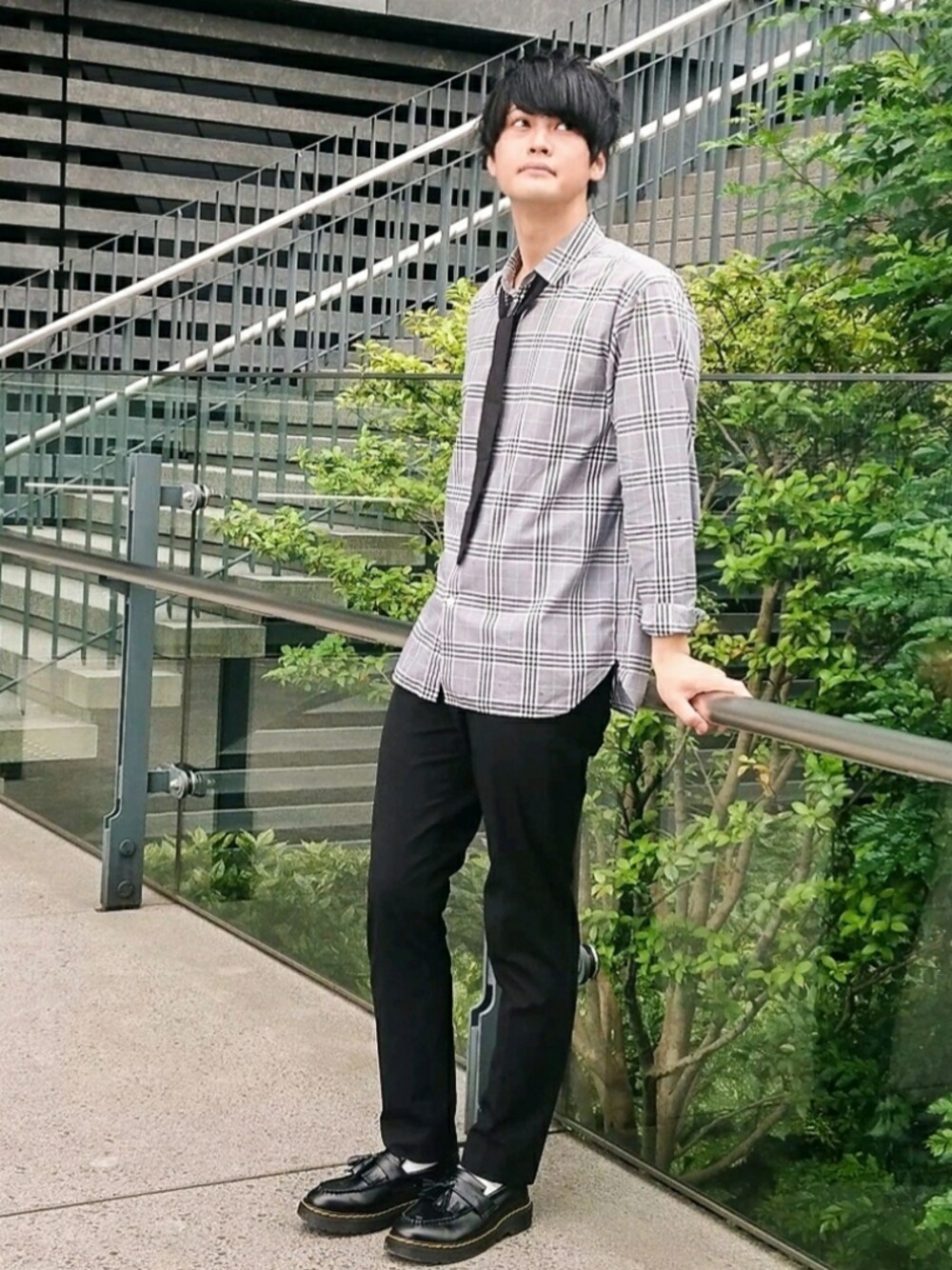 グレー系のシャツ/ブラウス、ブラック系のローファーを着用したメンズの夏コーディネートの1枚目の写真