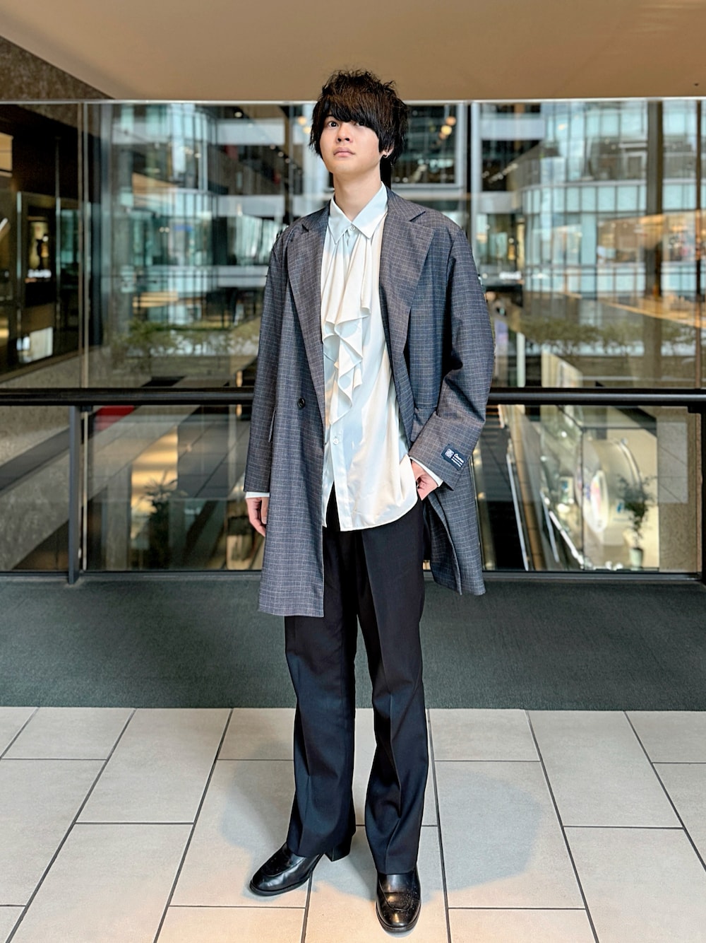 「春のおしゃ見えテクニック、シンプルコーデ、モノトーンコーデ、モード、フリル、韓国ファッション、春アウター、おしゃれさんと繋がりたい、いいね、save、フォローお願いします🤑、キレイめ、フレアパンツ、ロングコート、キレイめカジュアル、モノトーン、グレー」｜「Lui'sの2×2 ベネシャンセミフレアパンツ (セットアップ対応）（スラックス、ブラック系）」を使った、りぃくんさん（メンズ・174cm）の春コーディネートの1枚目の写真