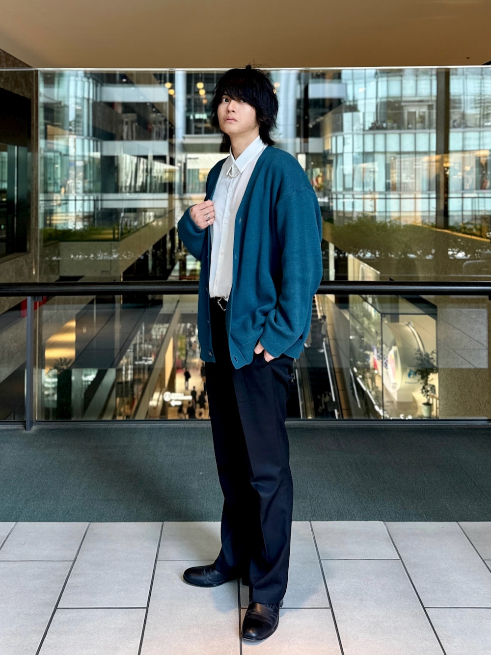 「レイヤードスタイル、韓国ファッション、春服コーデ、大人コーデ、シンプルスタイル、キレイめ、モード、きれいめカジュアル、カーディガン、白シャツ、パールネックレス、いいね、save、フォローお願いします🤑、おしゃれさんと繋がりたい、タックイン、スラックス」｜「ADRERのextra quality Balloon sleeve dolman over cardigan/エクストラクオリティバルーンスリーブドルマンオーバーカーディガン（カーディガン/ボレロ、グリーン系）」を使った、りぃくんさん（メンズ・174cm）の春コーディネートの1枚目の写真