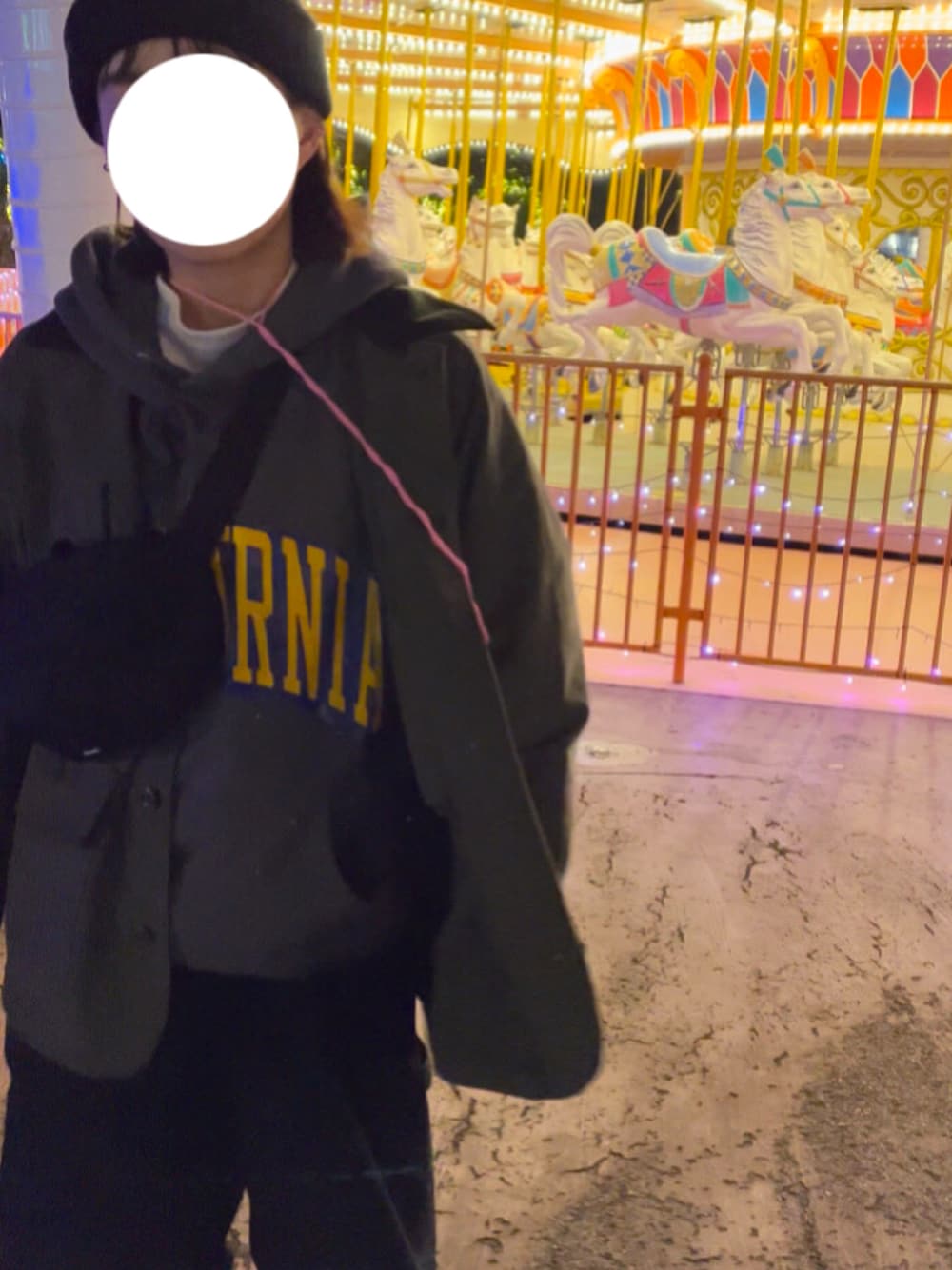 「パーカー、ニコアンド、ビーニー、ビッグシルエット、サロペット、ニット帽、UNIQLO、ストリート」｜「RUSSELLのアイテム（パーカー、ブラック系）」を使った、saさん（レディース・156cm）の冬コーディネートの1枚目の写真