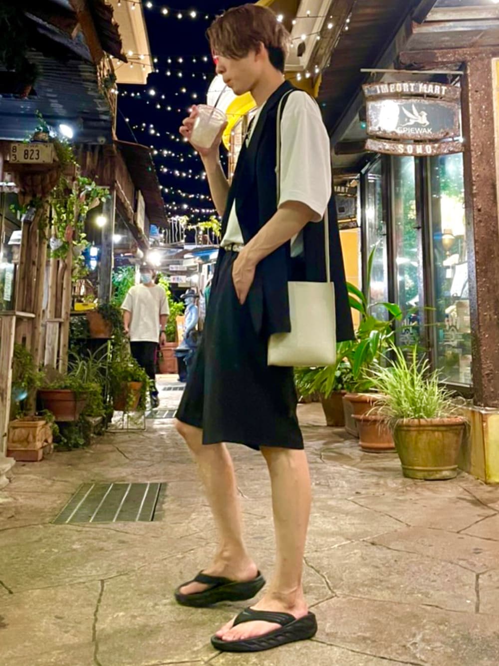 「シンプル、GU、UNIQLO、LOWRYS FARM、HOKAONEONE、ZARA」｜「HOKAのHOKA ONEONE ORA RECOVERY FLIP (Black/Dark Gull Gray)（サンダル、ブラック系）」を使った、a.tさん（メンズ・170cm）の夏コーディネートの1枚目の写真