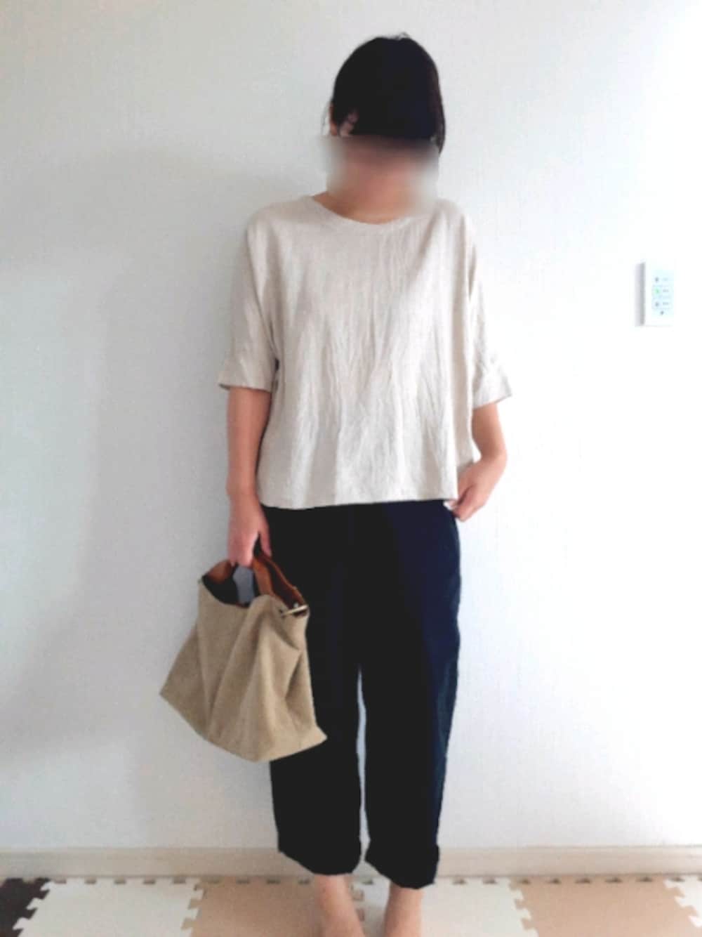 「エコロコ、リネン、シンプルコーデ、黒パンツ、きちんとスタイル、ぽっちゃり、低身長、オトナ女子、ママファッション、ママコーデ」｜「エコロコのパンツ（チノパンツ、ブラック系）」を使った、律さん（レディース・153cm）の夏コーディネートの1枚目の写真