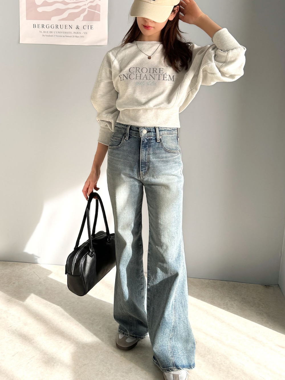 「mily biletの【mily bilet】カジュアルだけどこなれ感たっぷり。ラインストーン＆ぼかしプリント裏毛使いスウェットクロップド丈トップス（スウェット、ベージュ系）」を使った、classicalelfクラシカルエルフさん（レディース・163cm）の冬コーディネートの1枚目の写真