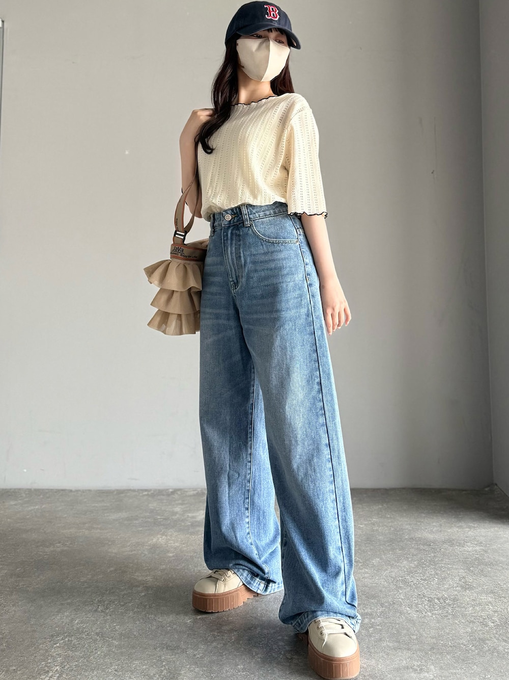 「classicalelfの美シルエット。ハイウエストルーズデニムパンツ（デニムパンツ、ブルー系）」を使った、classicalelfクラシカルエルフさん（レディース・148cm）の春コーディネートの1枚目の写真