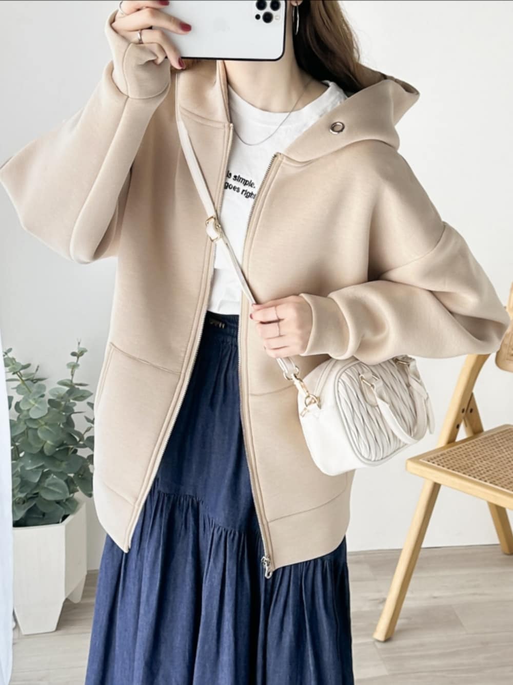「classicalelfのマシュマロ触感！ロングシーズン使えるダンボールbigシルエットジップパーカー（パーカー、ベージュ系）」を使った、classicalelfクラシカルエルフさん（レディース・157cm）の冬コーディネートの1枚目の写真