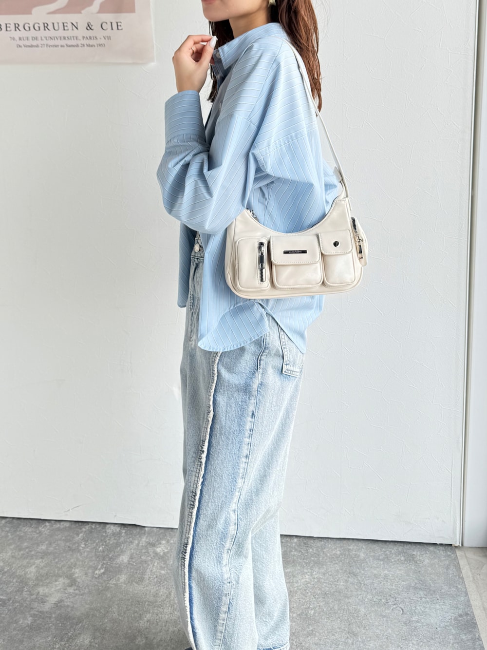 「mily biletの【mily bilet】着こなし自由自在。キュートな胸刺繍2wayストラップ付きストライプシャツ(長袖)（シャツ/ブラウス、ブルー系）」を使った、classicalelfクラシカルエルフさん（レディース・163cm）の冬コーディネートの1枚目の写真