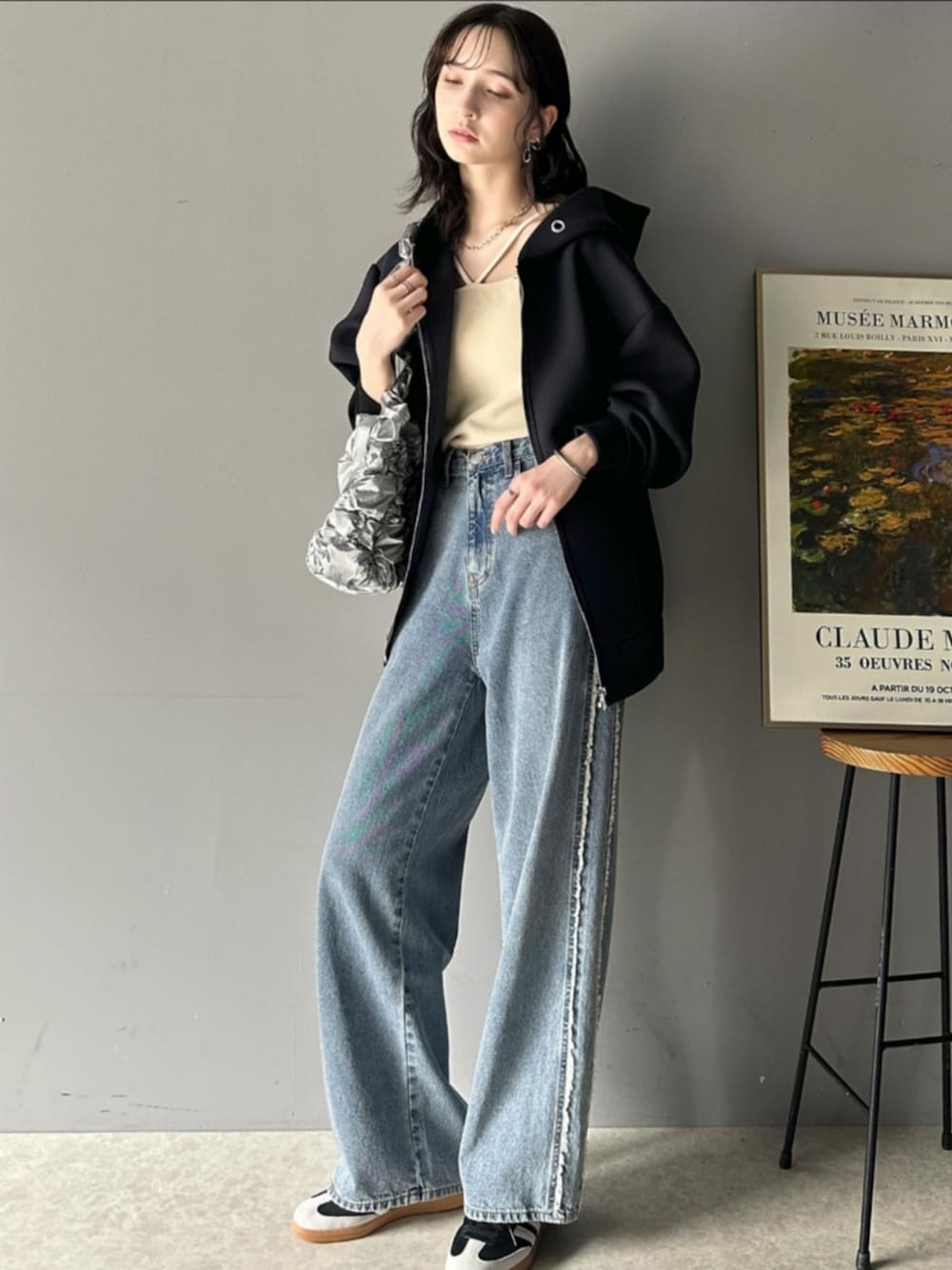 「classicalelfのマシュマロ触感！ロングシーズン使えるダンボールbigシルエットジップパーカー（パーカー、ブラック系）」を使った、classicalelfクラシカルエルフさん（レディース・173cm）の冬コーディネートの1枚目の写真
