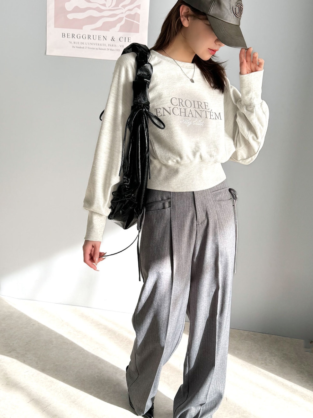 「mily biletの【mily bilet】カジュアルだけどこなれ感たっぷり。ラインストーン＆ぼかしプリント裏毛使いスウェットクロップド丈トップス（スウェット、ベージュ系）」を使った、classicalelfクラシカルエルフさん（レディース・163cm）の冬コーディネートの1枚目の写真