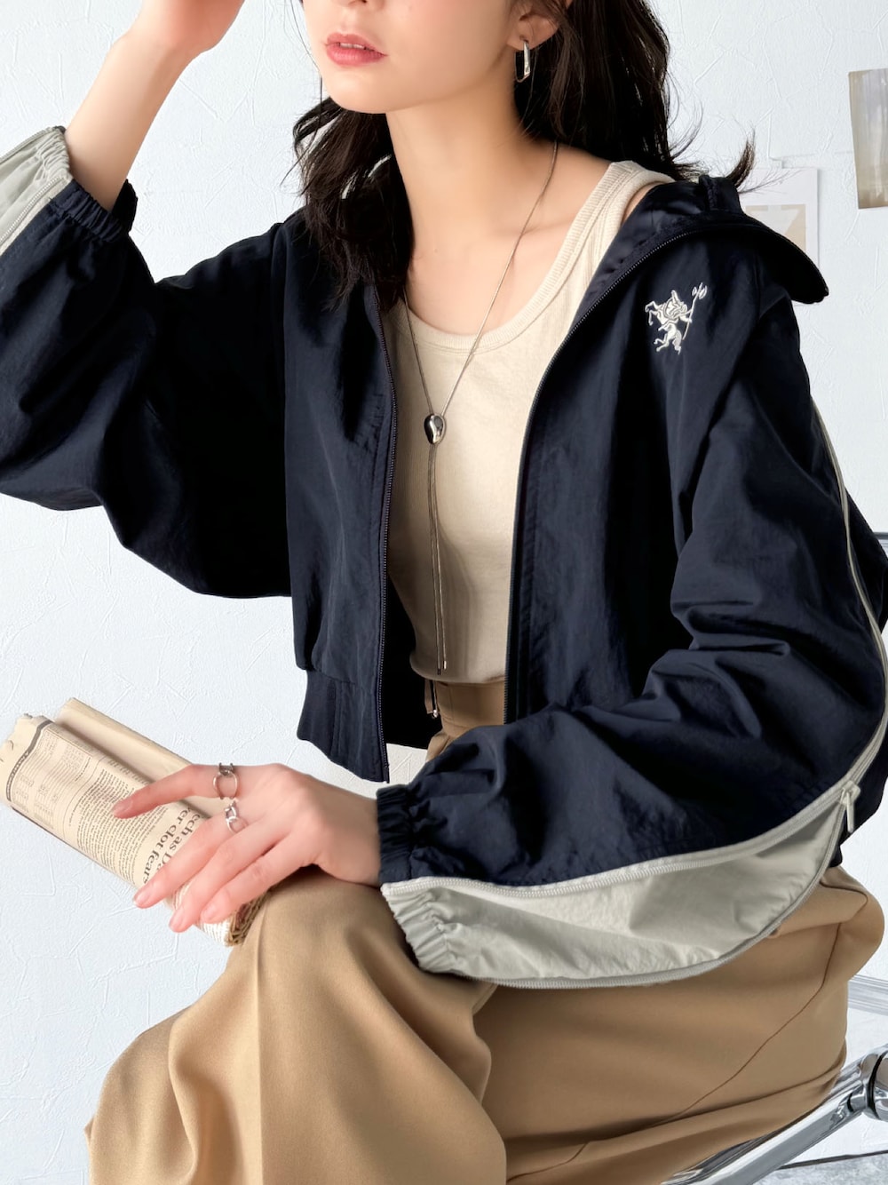 「classicalelfの大人スポーティMIX。胸刺繍入り袖ファスナー配色ナイロンジャケット（ナイロンジャケット、ブラック系）」を使った、classicalelfクラシカルエルフさん（レディース・173cm）の冬コーディネートの1枚目の写真