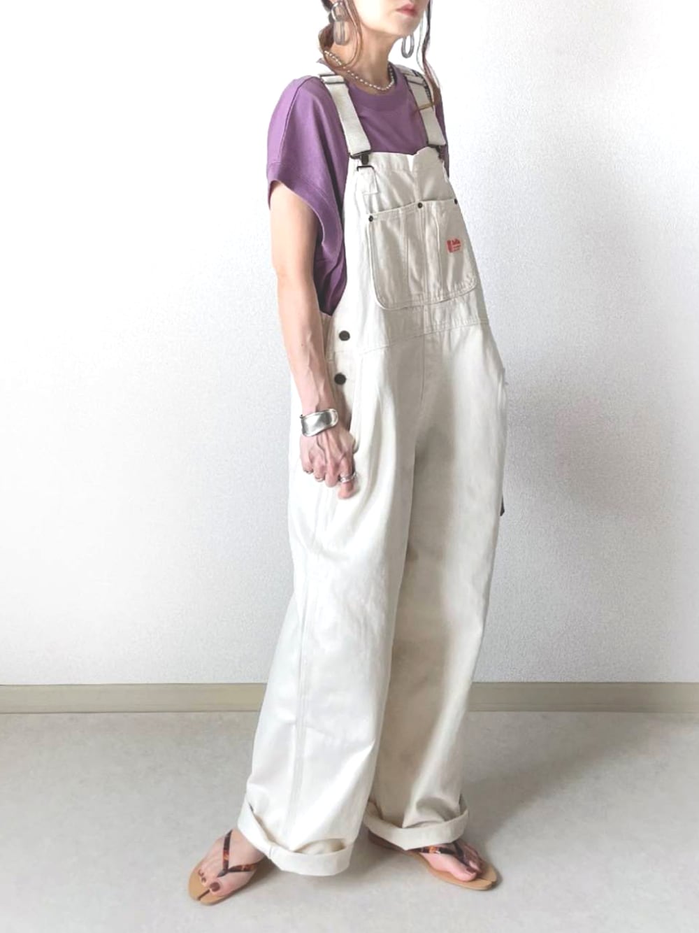 ホワイト系のサロペット/オーバーオールを着用したレディースの夏コーディネートの1枚目の写真