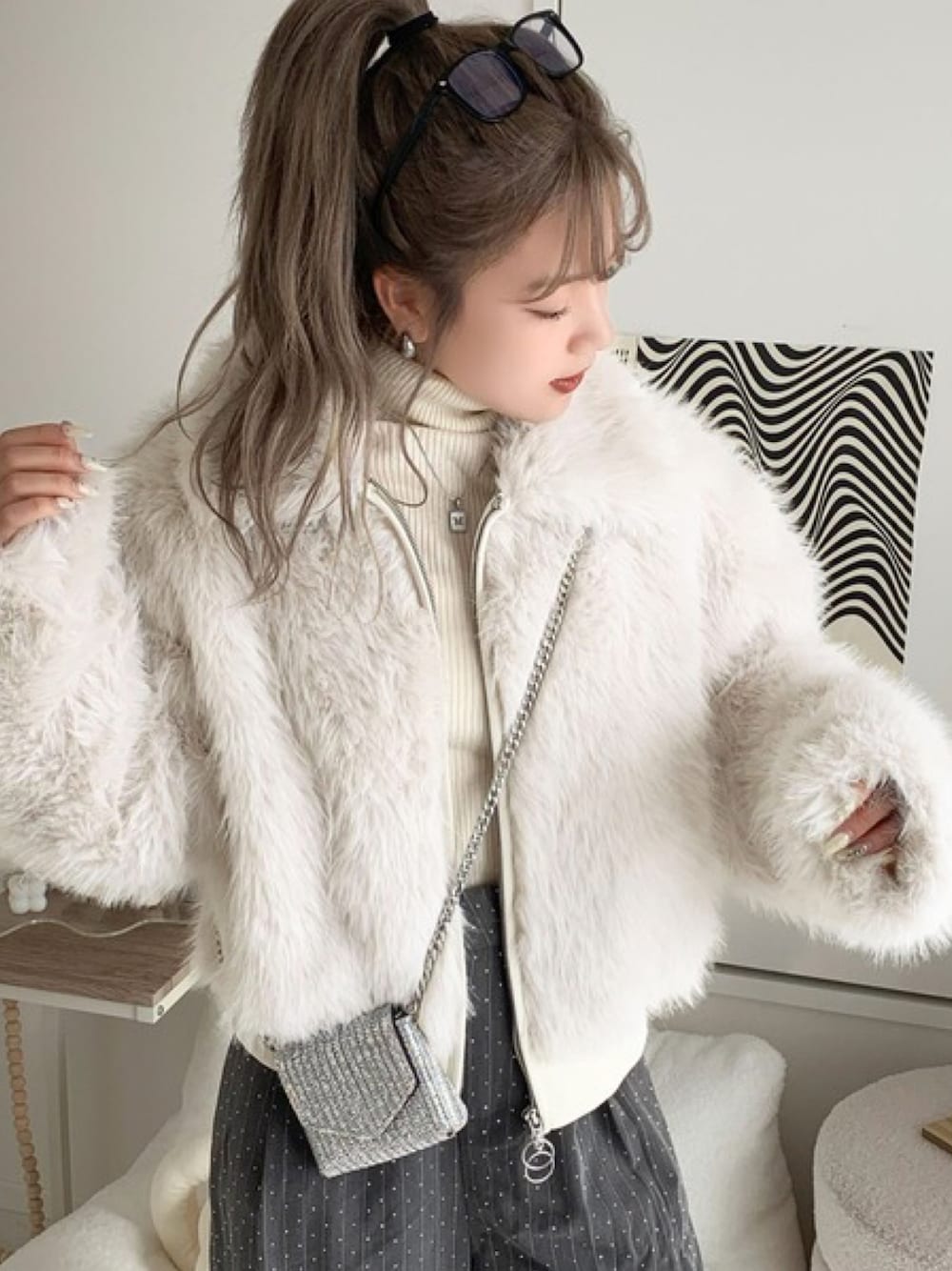 「mily biletの【mily bilet】今期主役級ふわふわアウター。ミックスシャギーファーダブルジップショート丈ブルゾン（ブルゾン、ホワイト系）」を使った、classicalelfクラシカルエルフさん（レディース・153cm）の冬コーディネートの1枚目の写真