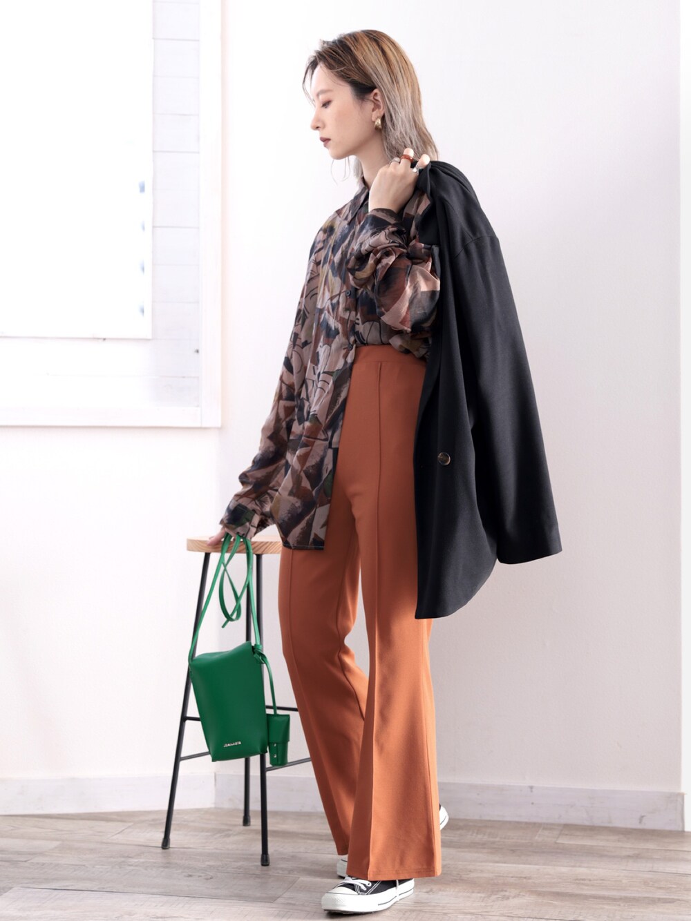 「秋のコーデ、カラーパンツ、秋トレンド2021、秋服準備はじめました、オレンジパンツ、柄シャツ、ジャケット、プチプラ、プチプラコーデ」｜「classicalelfの美脚魅せ！センタープレスセミフレアカットソーパンツ（スラックス、グリーン系）」を使った、classicalelfクラシカルエルフさん（レディース・164cm）の秋コーディネートの1枚目の写真