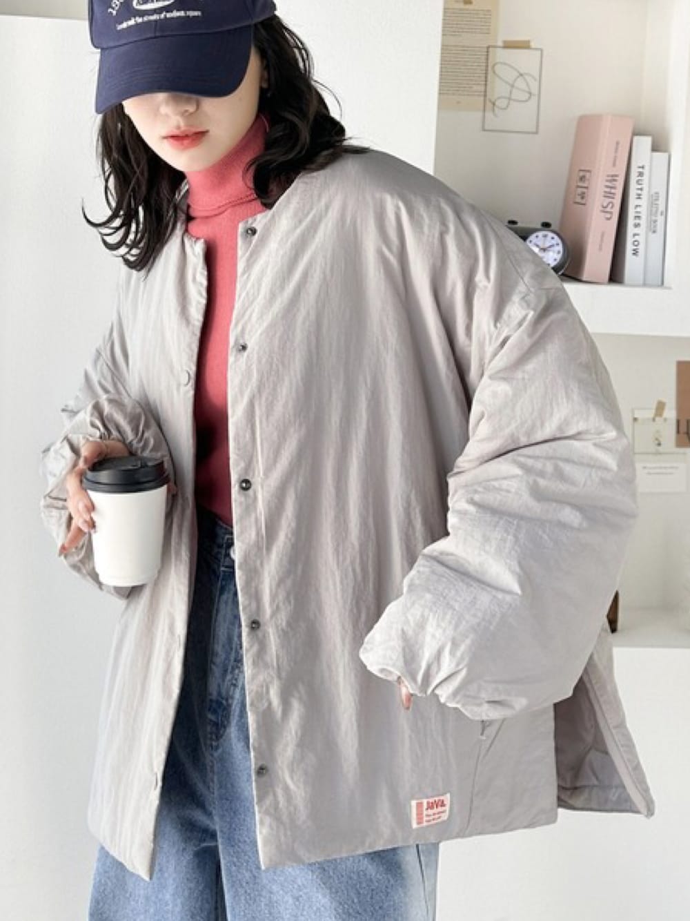 「Javaの《JaVa ジャバコラボ》軽くて暖かい！シャカシャカ素材サイドファスナーノーカラーブルゾン（ノーカラージャケット、グレー系）」を使った、classicalelfクラシカルエルフさん（レディース・163cm）の冬コーディネートの1枚目の写真