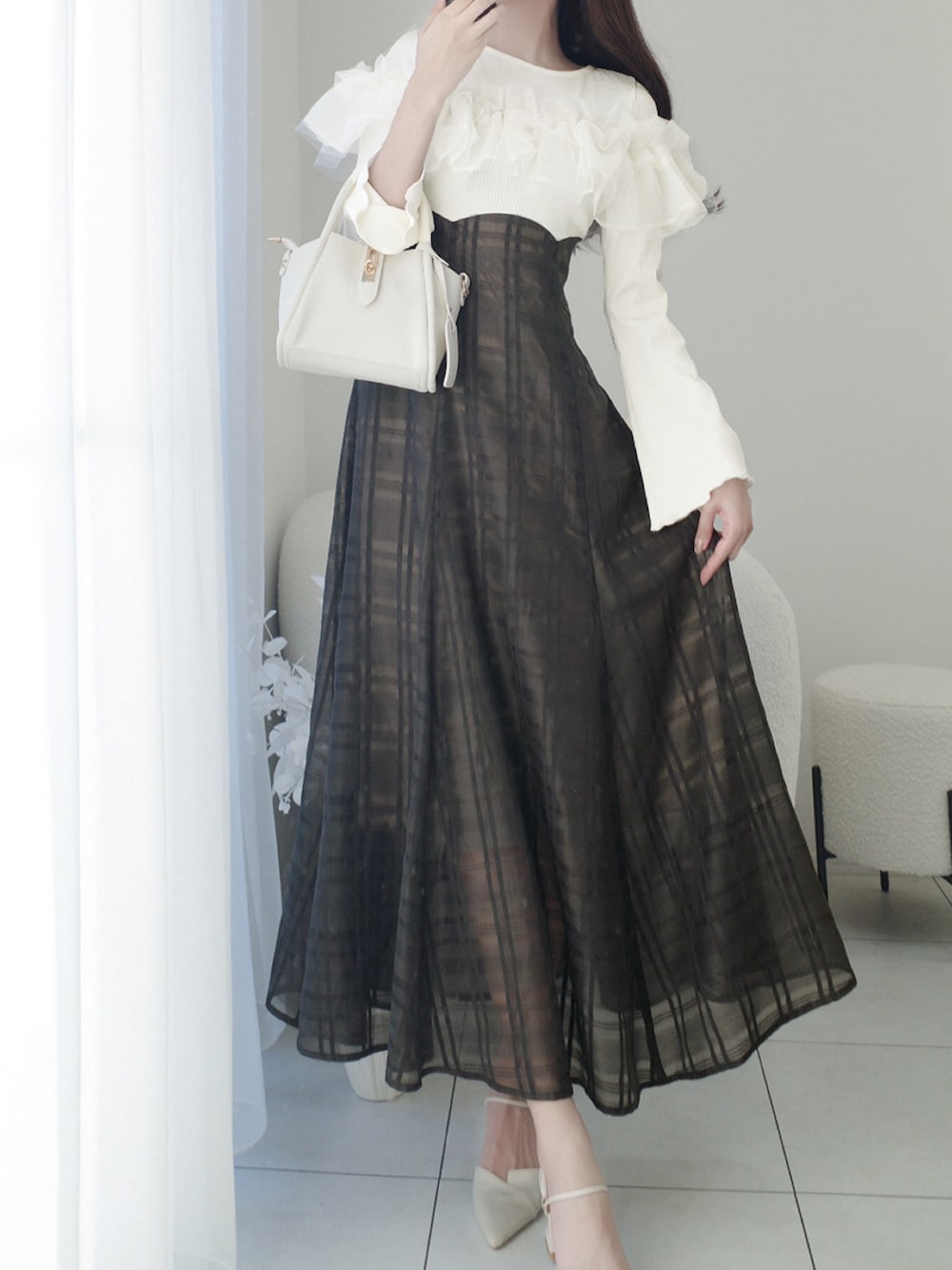 「mily biletの【mily bilet】大人の女性にぴったり！チュールフリルデザインドッキングワンピース(ロング丈)（ワンピース、ホワイト系）」を使った、classicalelfクラシカルエルフさん（レディース・162cm）の冬コーディネートの1枚目の写真