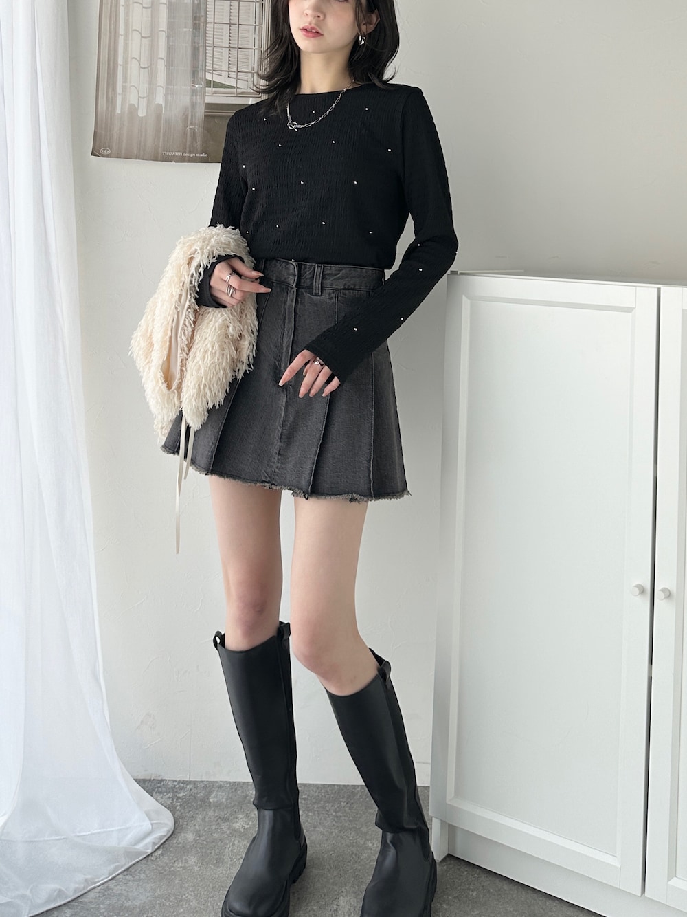 「classicalelfの程よい甘さが可愛い。ビジュードットが煌めくシャーリング風長袖トップス（Tシャツ/カットソー、ブラック系）」を使った、classicalelfクラシカルエルフさん（レディース・173cm）の冬コーディネートの1枚目の写真