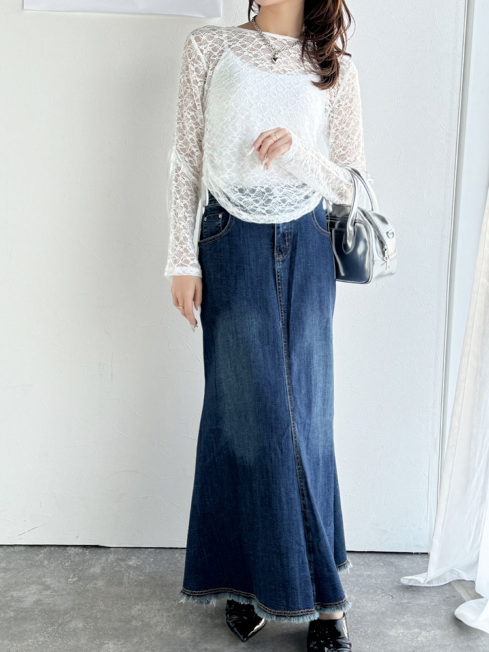 「mily biletの【mily bilet】着るだけでおしゃれ度UP！シアージャガード総レースサイドサテンリボントップス（長袖）（Tシャツ/カットソー、ホワイト系）」を使った、classicalelfクラシカルエルフさん（レディース・163cm）の冬コーディネートの1枚目の写真