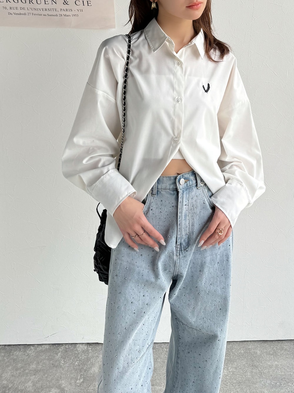 「mily biletの【mily bilet】着こなし自由自在。キュートな胸刺繍2wayストラップ付きストライプシャツ(長袖)（シャツ/ブラウス、ホワイト系）」を使った、classicalelfクラシカルエルフさん（レディース・163cm）の冬コーディネートの1枚目の写真