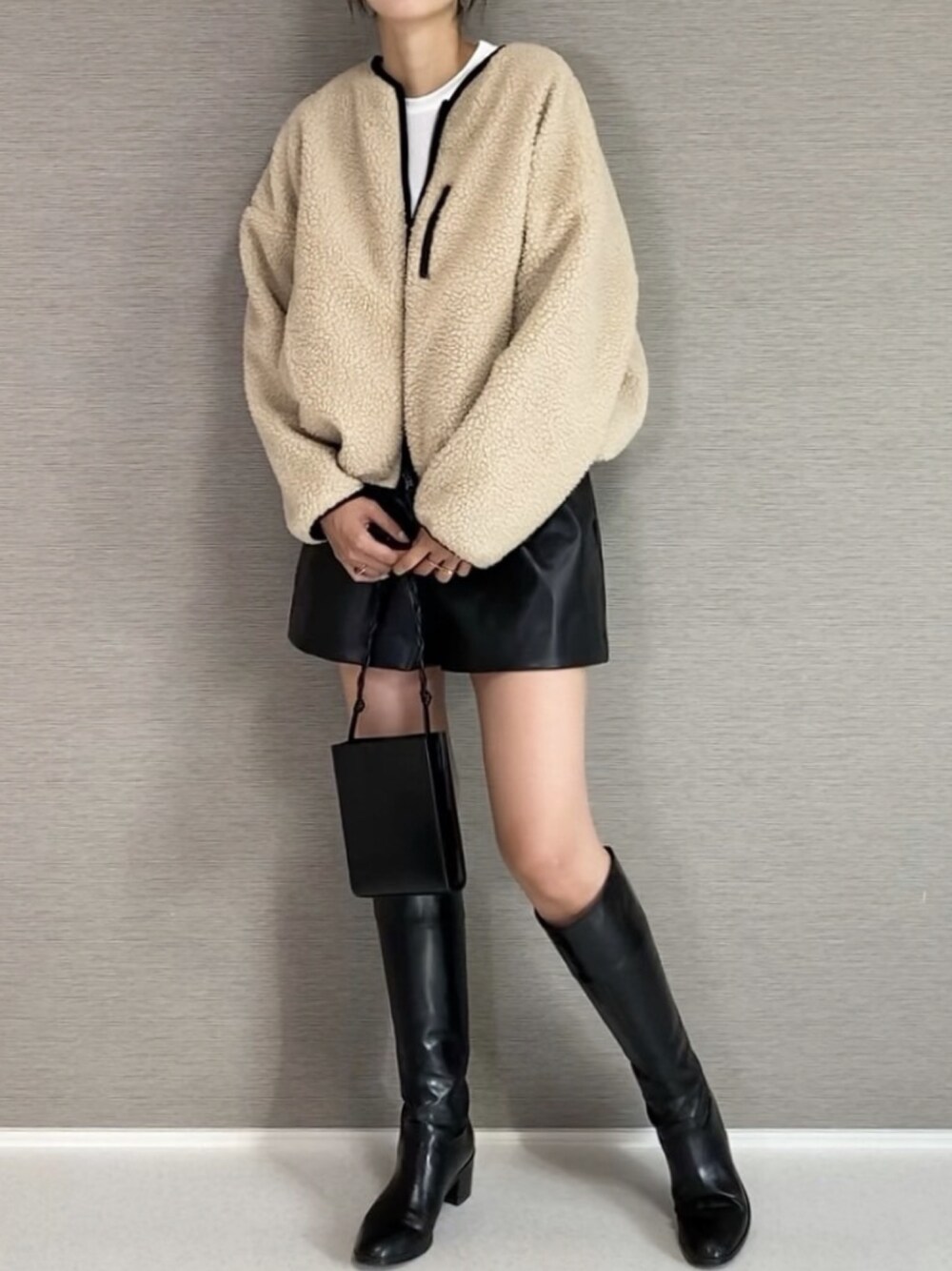 「オトナカジュアル、ボアジャケット、ボアブルゾン、アウター、秋服、プチプラ、プチプラコーデ、冬コーデ、キレイめ」｜「Javaのノーカラーリバーシブル撥水ショート丈パイピングジップジャケット（ブルゾン、ホワイト系）」を使った、classicalelfクラシカルエルフさん（レディース・171cm）の秋コーディネートの1枚目の写真