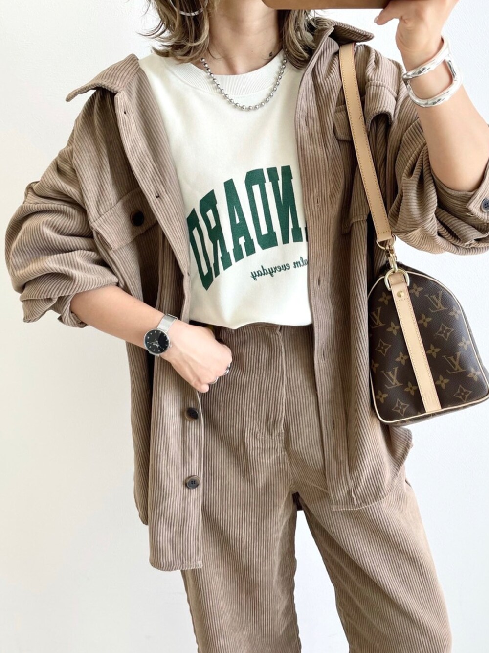 「大人コーデ、秋服、今日のコーデ、休日スタイル、秋のコーデ、プチプラ、ゆるコーデ、きれいめカジュアル、着回しコーデ、ワントーンコーデ、コーデュロイ、セットアップ」｜「classicalelfのセットアップが楽しめる。コーデュロイCPOシャツ（ブルゾン、ブラウン系）」を使った、classicalelfクラシカルエルフさん（レディース・153cm）の秋コーディネートの1枚目の写真