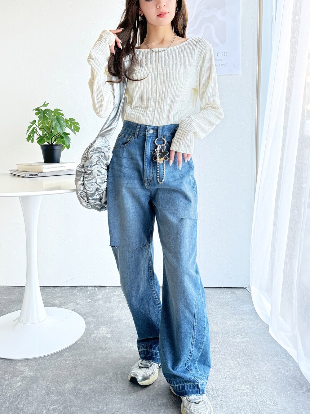 「classicalelfのストライプで煌めく抜け感。前後2wayバックオープンジャガードトップス（長袖）（Tシャツ/カットソー、ホワイト系）」を使った、classicalelfクラシカルエルフさん（レディース・163cm）の冬コーディネートの1枚目の写真