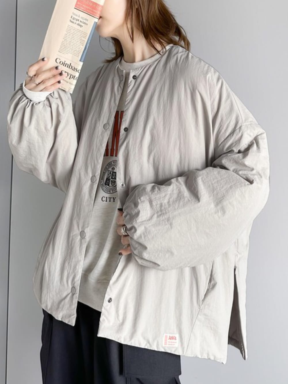 「Javaの《JaVa ジャバコラボ》軽くて暖かい！シャカシャカ素材サイドファスナーノーカラーブルゾン（ノーカラージャケット、グレー系）」を使った、classicalelfクラシカルエルフさん（レディース・164cm）の冬コーディネートの1枚目の写真