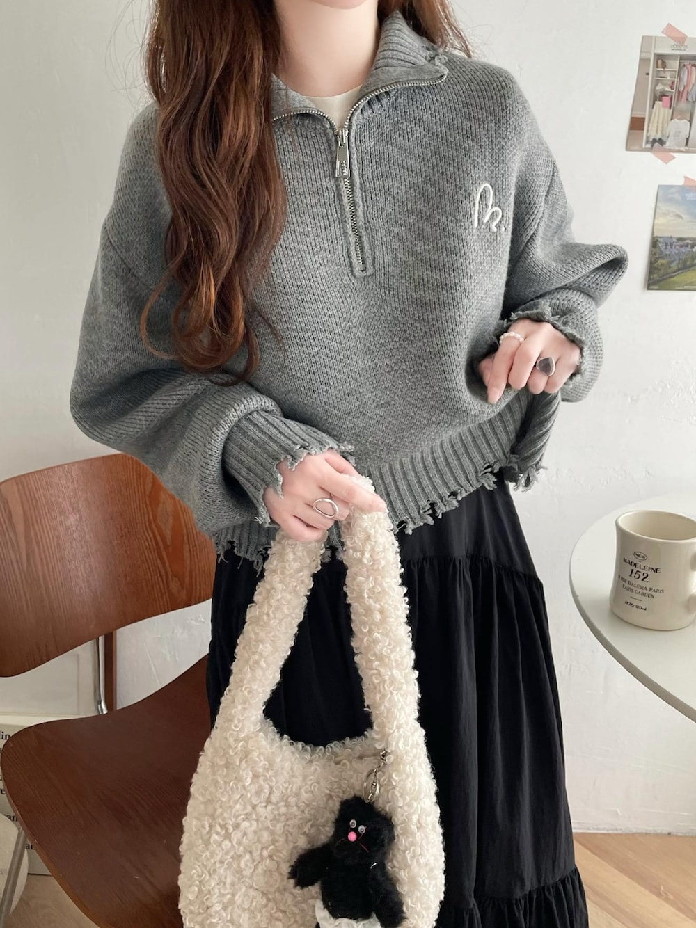 「mily biletの【mily bilet】大人可愛いクラッシュトップス。ダメージハーフジップ胸刺繍ニット（ニット/セーター、グレー系）」を使った、classicalelfクラシカルエルフさん（レディース・154cm）の冬コーディネートの1枚目の写真