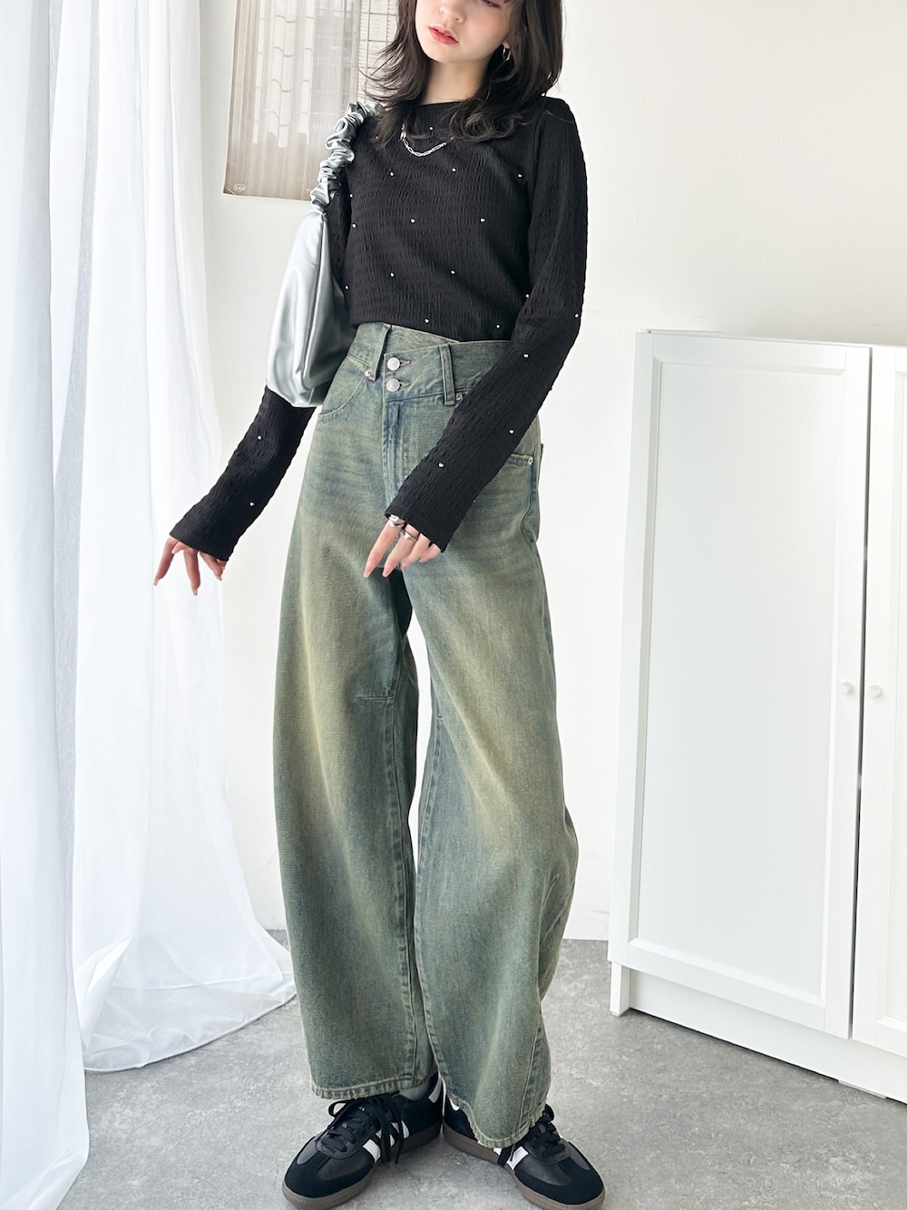 「classicalelfの程よい甘さが可愛い。ビジュードットが煌めくシャーリング風長袖トップス（Tシャツ/カットソー、ブラック系）」を使った、classicalelfクラシカルエルフさん（レディース・173cm）の冬コーディネートの1枚目の写真