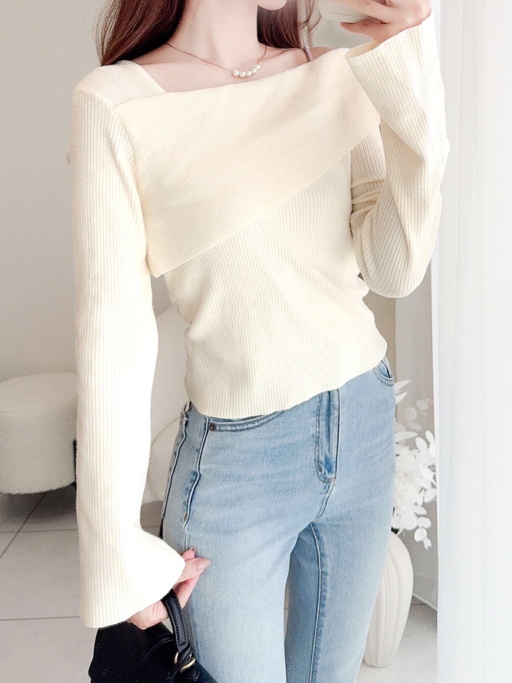 「mily biletの【mily bilet】トレンド美スタイル。２WAYアシンメトリーオフショルダーリブニット（ニット/セーター、ホワイト系）」を使った、classicalelfクラシカルエルフさん（レディース・162cm）の冬コーディネートの1枚目の写真