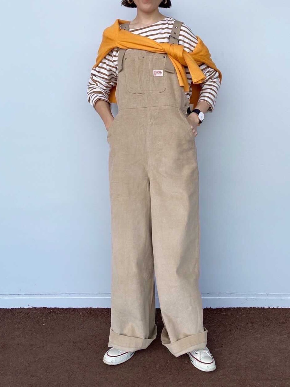 ブラック系のサロペット/オーバーオールを着用したレディースの秋コーディネートの1枚目の写真